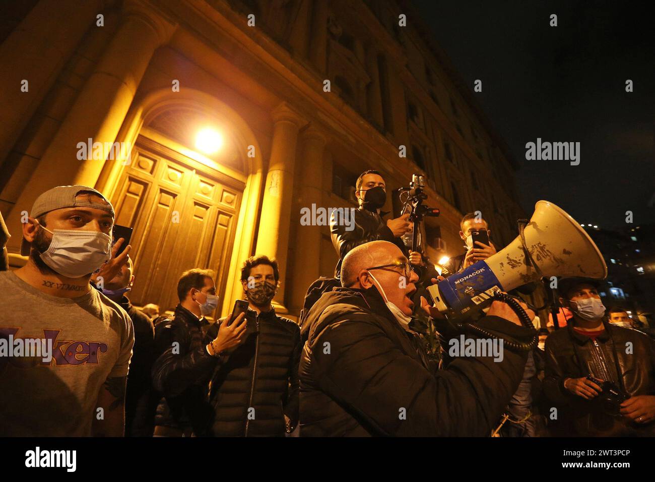 Ein Mann mit Megaphon protestiert vor dem Gebäude der Regione Campania gegen die teilweisen Lockdown-Maßnahmen der italienischen und der Regionalregierung ta Stockfoto