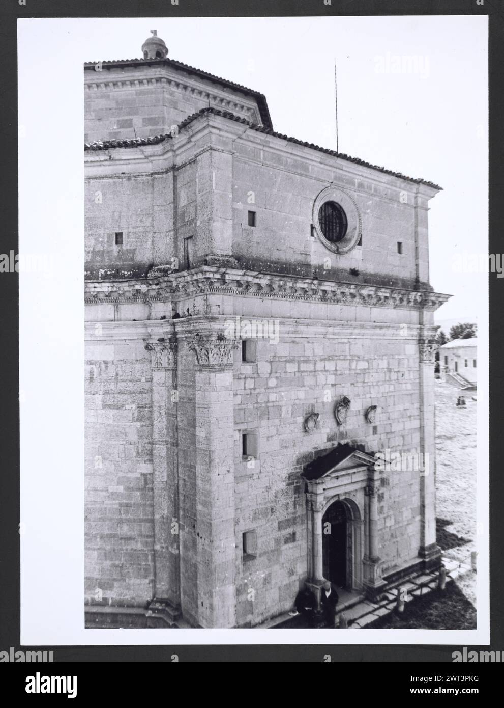 Marches Macerata Visso Santuario di Macereto. Hutzel, Max 1960-1990 Außenaufnahmen des Tempels und anderer Gebäude im Heiligtum-Komplex. Der Tempel ist im Stil von Bramante gehalten, wurde aber von Giovanni Battista da Lugano entworfen. Es gibt viele Fotos der äußeren architektonischen Details. Innenfotos zeigen den Gewölbe und die Kuppel sowie den „Tempietto“ oder Baldacchino im klassischen Stil, der unter der Kuppel steht. Objektnotizen: Hutzel Foto Kampagnennotizen sind undatiert. Der in Deutschland geborene Fotograf und Gelehrte Max Hutzel (1911–1988) fotografierte in Italien von den frühen 1960er Jahren bis zu seinem Tod Stockfoto