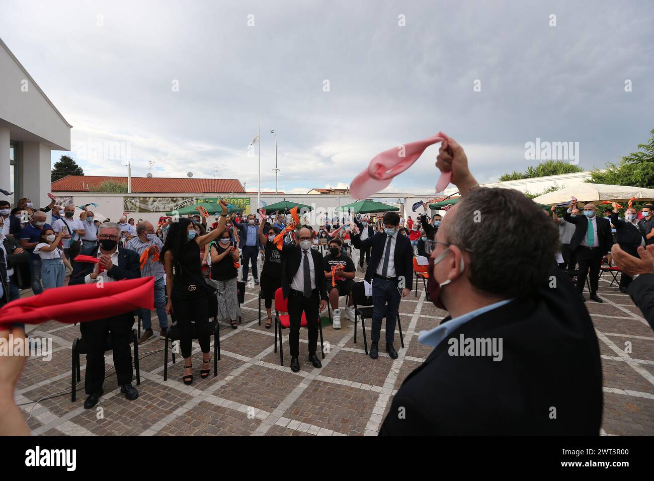 Ein Moment des Flashmobs, in dem die Teilnehmer Taschentücher als Anti-Mafia-Symbol schwenkten, beim Don Diana National Award, organisiert von Casa Do Stockfoto