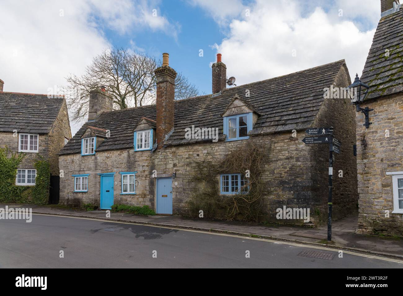 Kleine Steinhäuser im Dorf Corfe Castle in Dorst, Südengland, Großbritannien Stockfoto