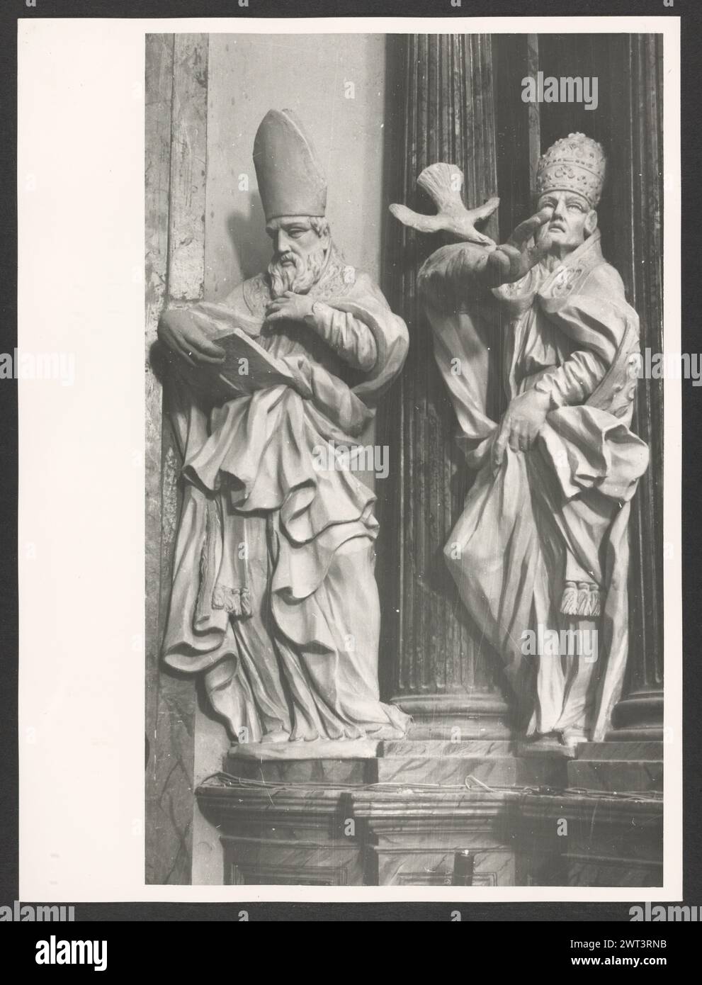 Lazio Viterbo Ronciglione Ss. Pietro e Caterina. Hutzel, Max 1960-1990 postmittelalterliche Architektur, Skulptur, Tabernakel, Malerei, Deckenfresken. Der Dom ist ein barockes Gebäude nach einem Entwurf von Pietro da Cortona. Die Fassade wurde im 17. Jahrhundert von Carlo Rainaldi (1671–1695) renoviert, und der campanile wurde 1734 hinzugefügt. Auf einem Queraltar befindet sich ein Triptychon des Erlösers, das Christus, die Jungfrau und den Heiligen Johannes darstellt. Das Triptychon von Gabriele di Francesco von Viterbo stammt aus dem 15. Jahrhundert. Direkt über dem Altar befindet sich ein Gemälde der Himmelfahrt von Francesco Tre Stockfoto