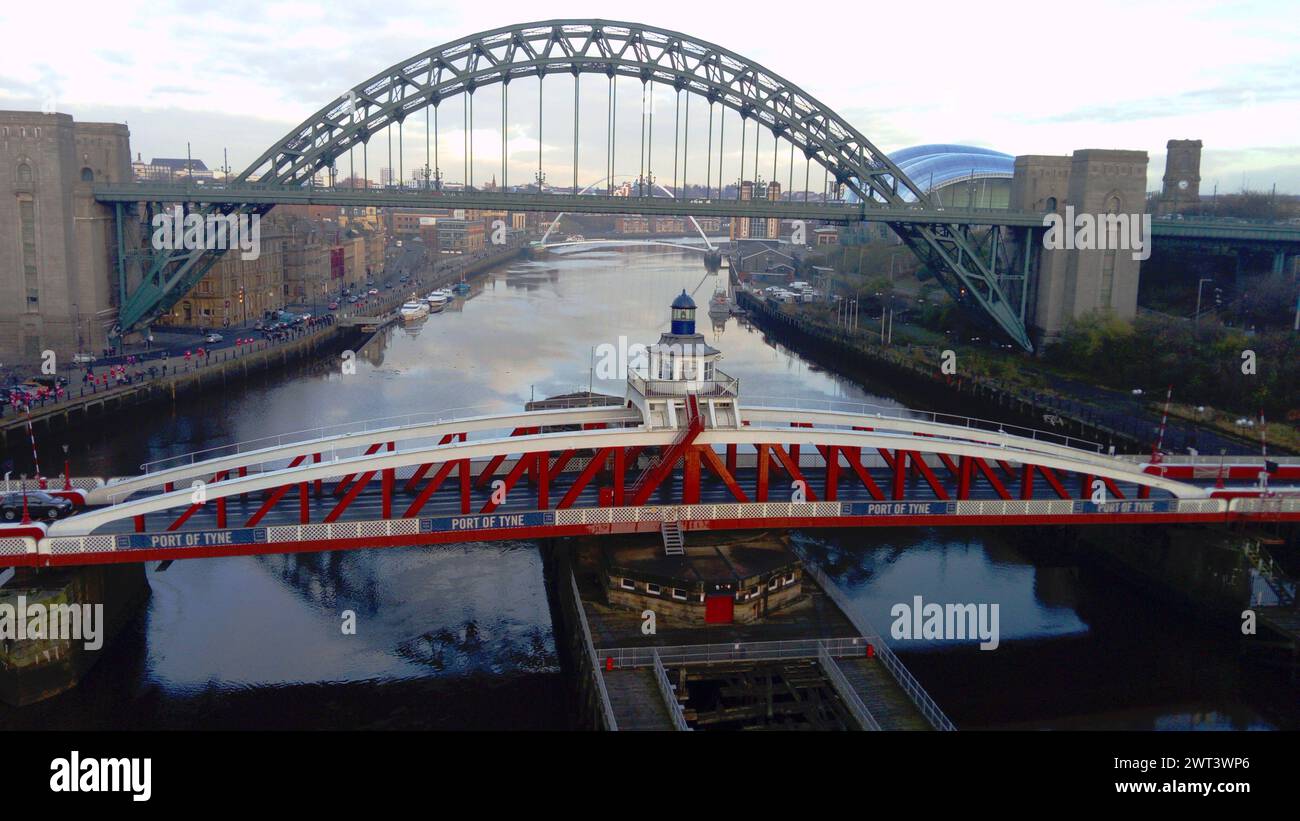 Brücken über den Fluss Tyne in Newcastle, England, Großbritannien - die nächste ist die Swing Bridge und die andere die Tyne Bridge Stockfoto