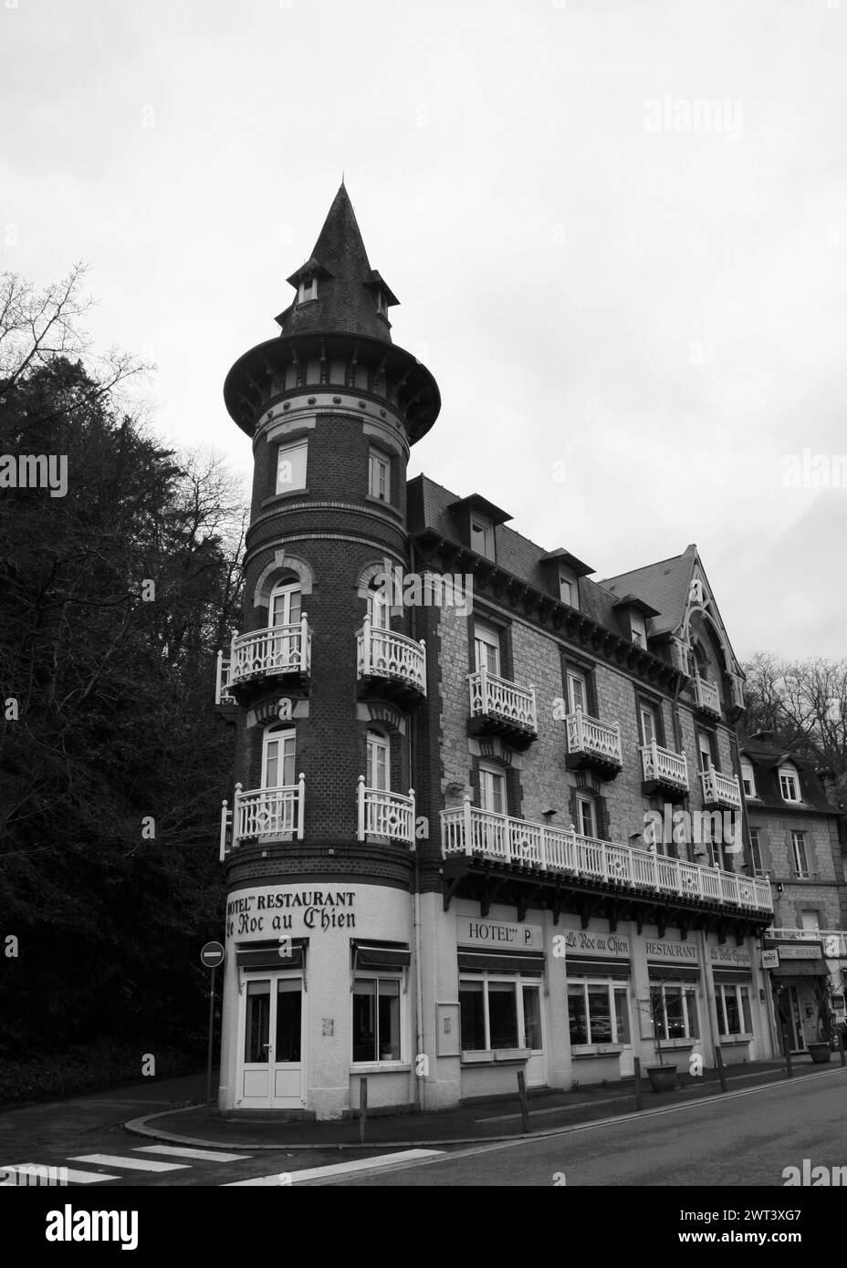 Blick auf Le Roc au Chien, ein Hotel und Restaurant im Zentrum von Bagnoles-de-l'Orne, Normandie, Frankreich, Europa im Frühjahr 2024. Stockfoto