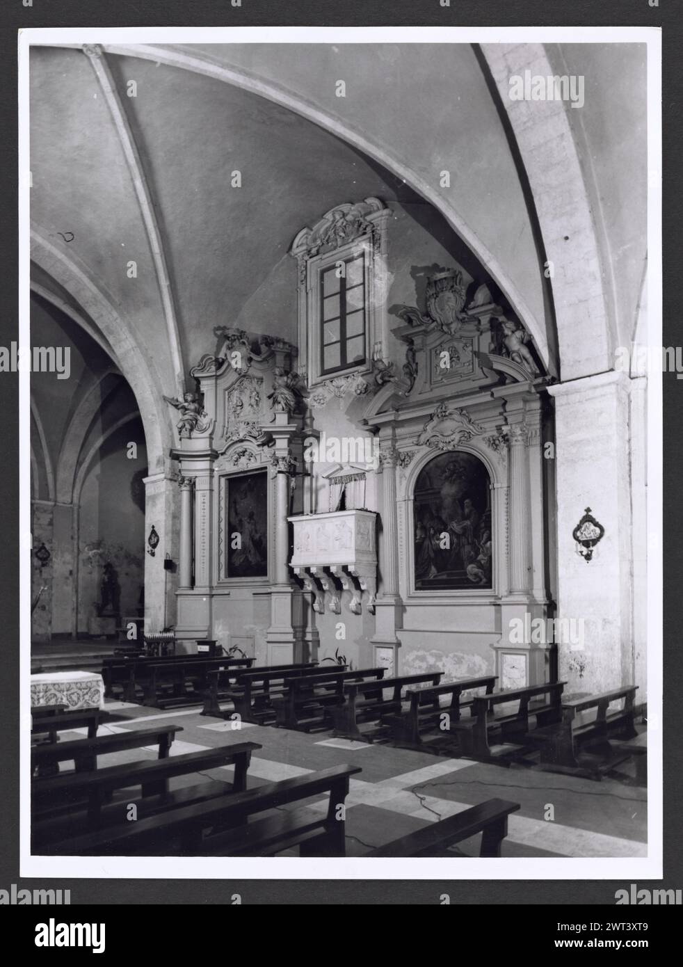 Abruzzen L'Aquila Tagliacozzo SS. Cosma e Damiano4. Hutzel, Max 1960-1990 Außenansicht: Fassade (15. Jahrhundert), Portal zum Innenhof (1452), Fassadenportale und Fenster. Innenansicht: Rippengewölbe, barocke Altäre an den Seiten der kreuzförmigen Kirche, Apsfresko, vergoldetes barockes Tabernakel in Form eines Tempels (18. Jahrhundert), Tabernakelstatuen, Kanzel, Orsini-Wappen, Details von Altargemälden und das Grab von General Conte Resta. Der in Deutschland geborene Fotograf und Gelehrte Max Hutzel (1911–1988) fotografierte in Italien von den frühen 1960er Jahren bis zu seinem Tod. Das Ergebnis Stockfoto
