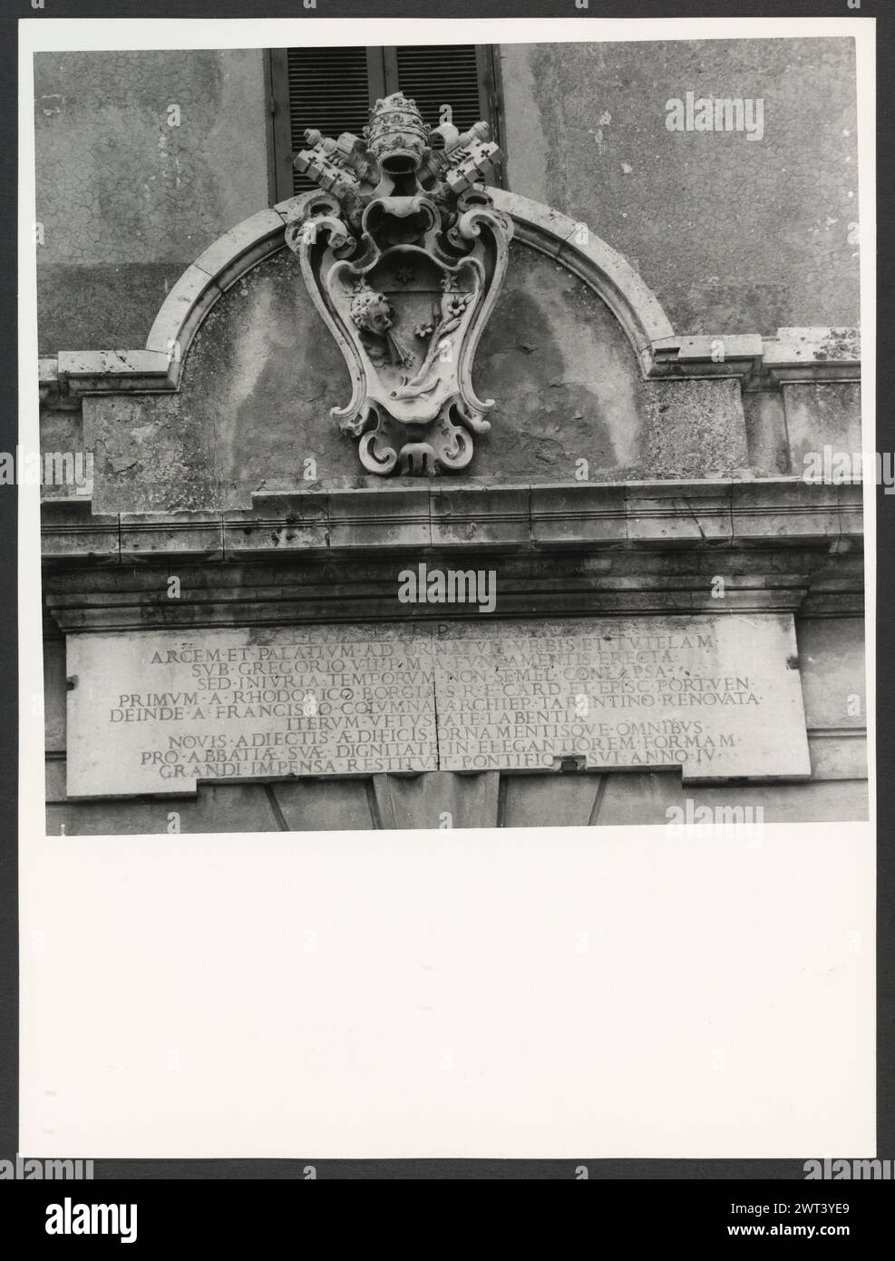 Latium Roma Subiaco Rocca Abbaziale0. Hutzel, Max 1960-1990 aus nächster Nähe: Außenansicht der Burg, Portale, päpstliche Wappen. Innenblick auf Eingangshalle, Kapelle, Appartamento dei Colonna, Appartamento di Pio VI und Camara di Pio VI, mit vielen Detailblicken auf Decken- und Wandfresken. Allgemeine Anmerkungen: Ansichten 1-7 extrahiert und separat unter Allgemeine Ansichten abgelegt. Der in Deutschland geborene Fotograf und Gelehrte Max Hutzel (1911–1988) fotografierte in Italien von den frühen 1960er Jahren bis zu seinem Tod. Das Ergebnis dieses Projekts, das Hutzel als Foto Arte Minore bezeichnet, ist eine gründliche Dokumentation der Kunstgeschichte Stockfoto