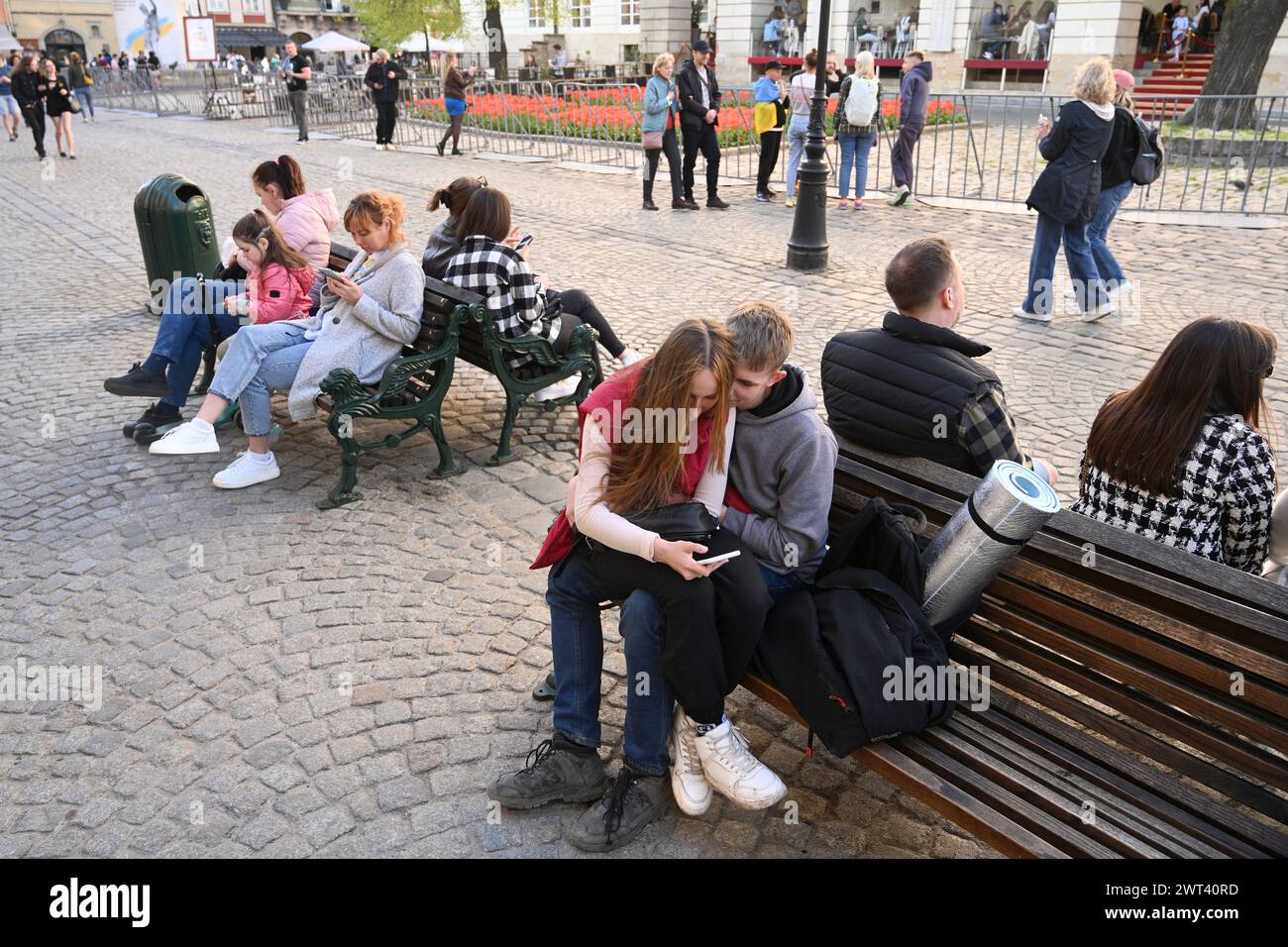 Lemberg, Ukraine - 23. April 2023: Ein Volk ruht auf Bänken im Zentrum der Stadt Lemberg. Stockfoto