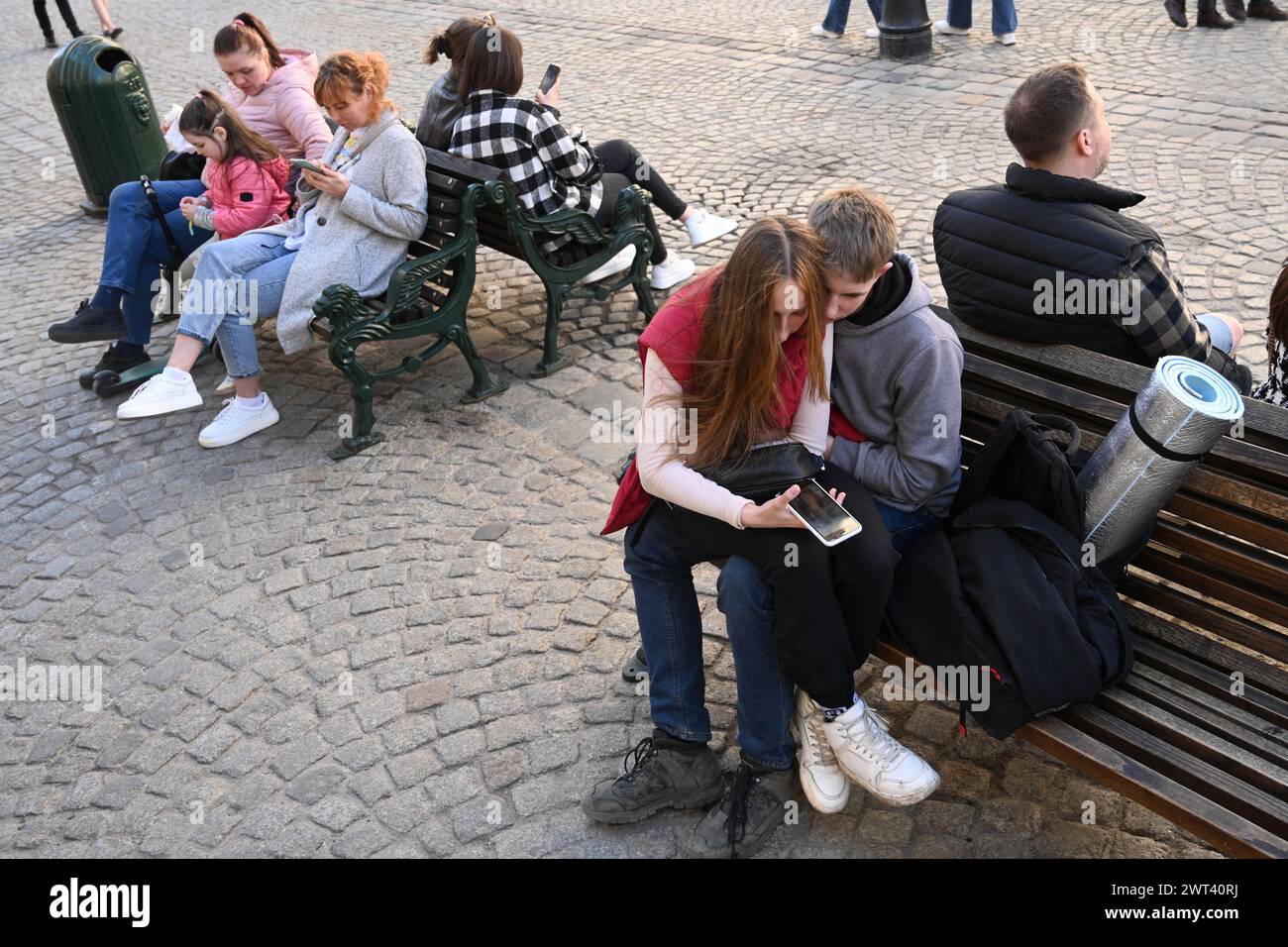 Lemberg, Ukraine - 23. April 2023: Ein Volk ruht auf Bänken im Zentrum der Stadt Lemberg. Stockfoto