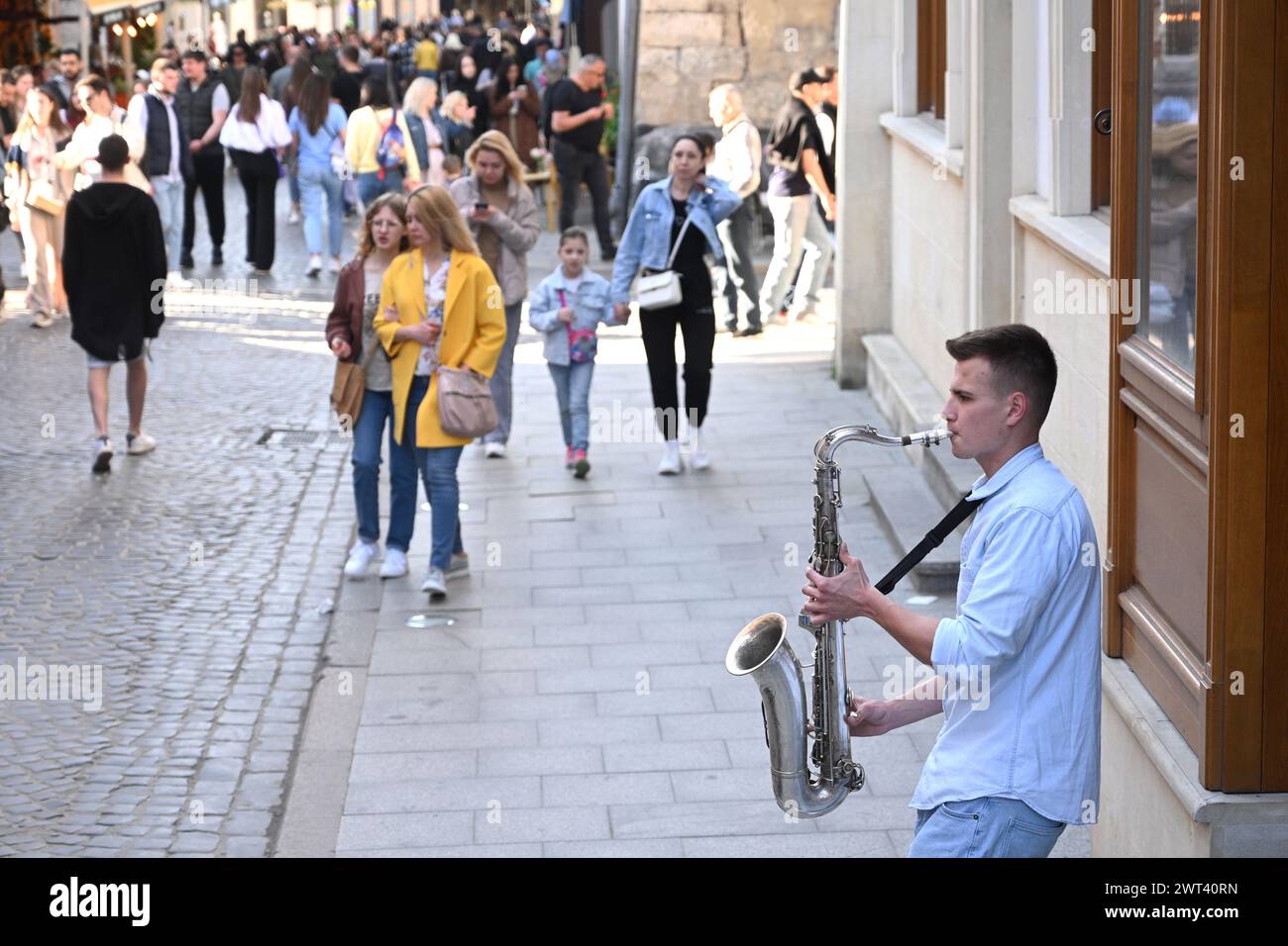 Lemberg, Ukraine - 23. April 2023: Ein Straßenmusiker tritt im Zentrum der Stadt Lemberg auf. Stockfoto