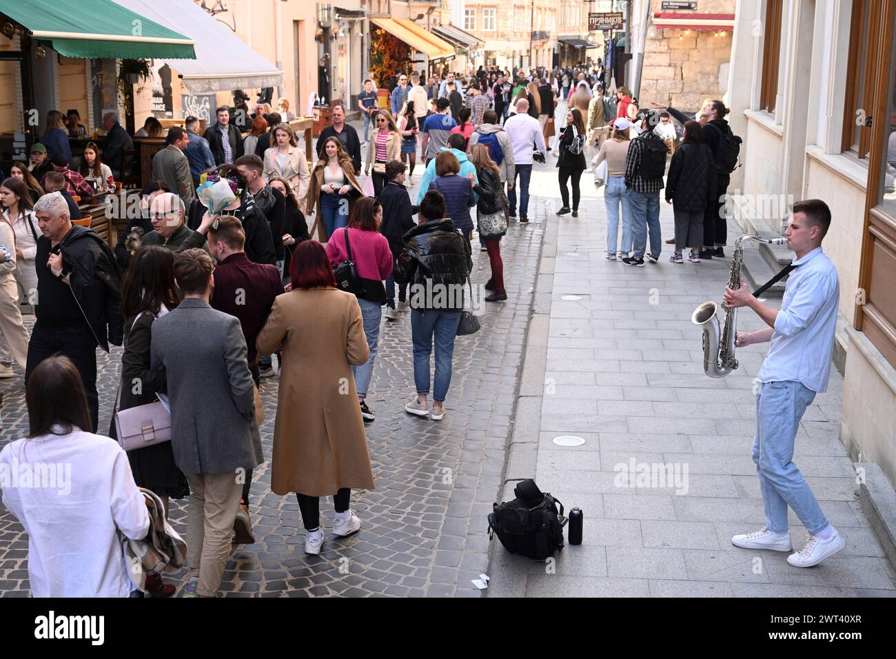 Lemberg, Ukraine - 23. April 2023: Ein Straßenmusiker tritt im Zentrum der Stadt Lemberg auf. Stockfoto