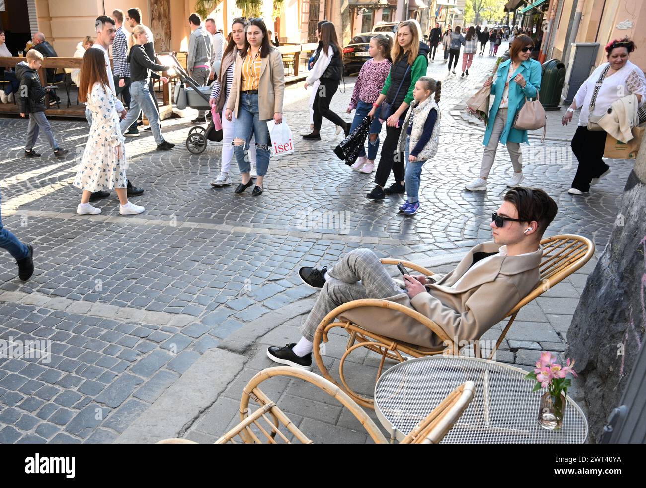 Lemberg, Ukraine - 23. April 2023: Ein Volk spaziert durch das Zentrum der Stadt Lemberg. Stockfoto