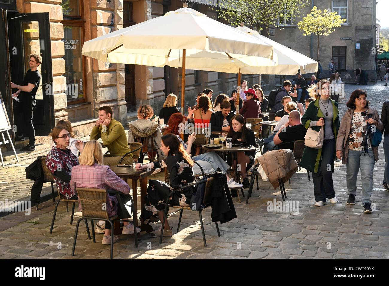 Lemberg, Ukraine - 23. April 2023: Die Menschen ruhen sich in einem Café im Zentrum von Lemberg aus. Stockfoto