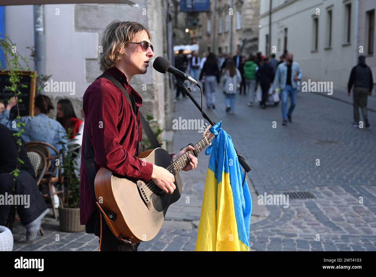 Lemberg, Ukraine - 23. April 2023: Ein Straßenmusiker tritt im Zentrum der Stadt Lemberg auf. Stockfoto