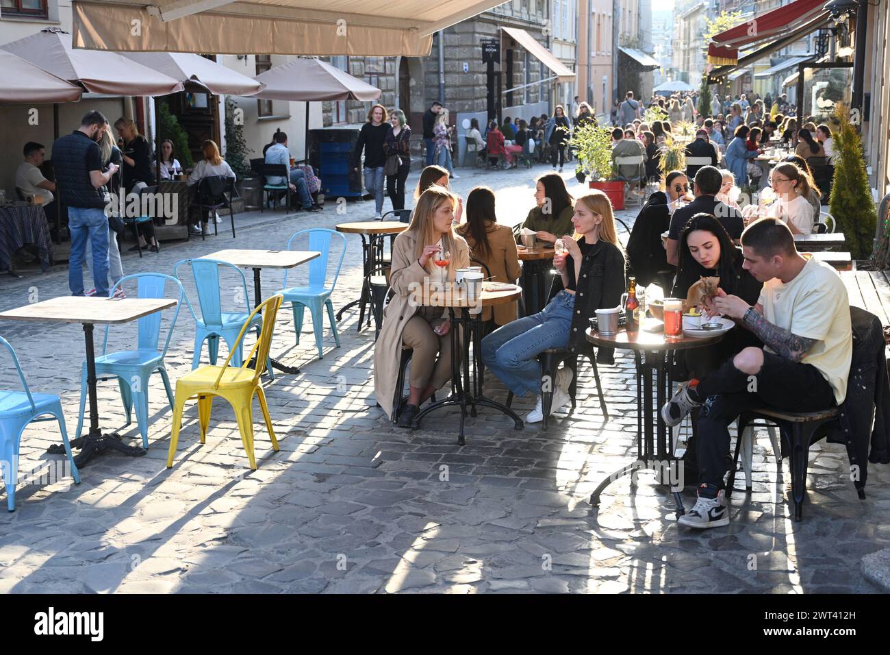 Lemberg, Ukraine - 23. April 2023: Die Menschen ruhen sich in einem Café im Zentrum von Lemberg aus. Stockfoto