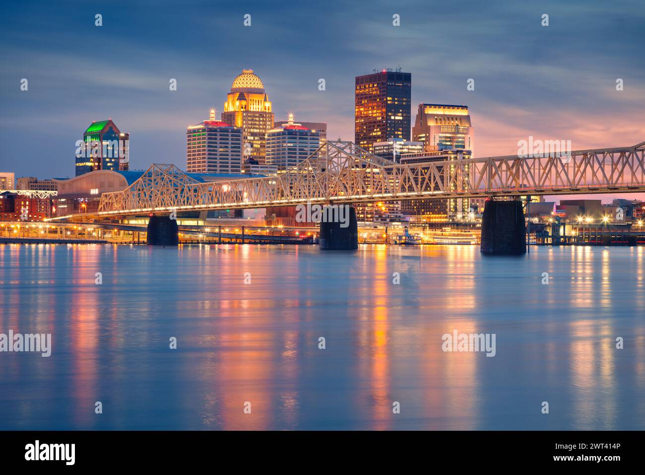 Louisville, Kentucky, USA. Stadtbild der Skyline der Innenstadt von Louisville, Kentucky, USA mit Blick auf den Ohio River bei Sonnenuntergang im Frühling. Stockfoto