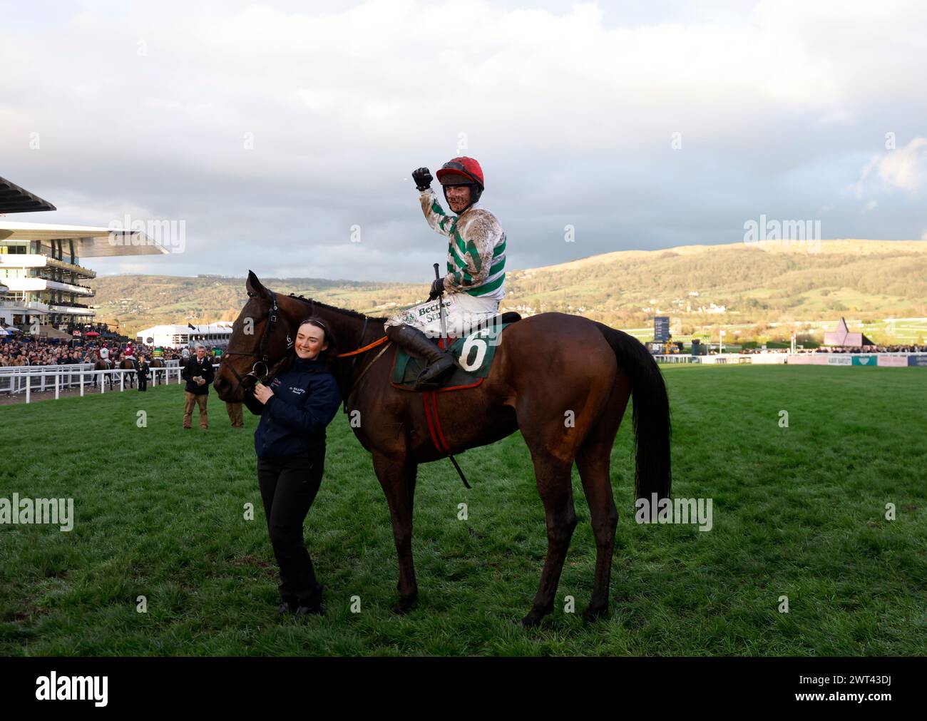 Danny Gilligan ist an Bord von Better Days Ahead, nachdem er die Martin Pipe Conditional Jockeys' Handicap Hürde am vierten Tag des Cheltenham Festivals 2024 auf der Cheltenham Racecourse gewonnen hat. Bilddatum: Freitag, 15. März 2024. Stockfoto