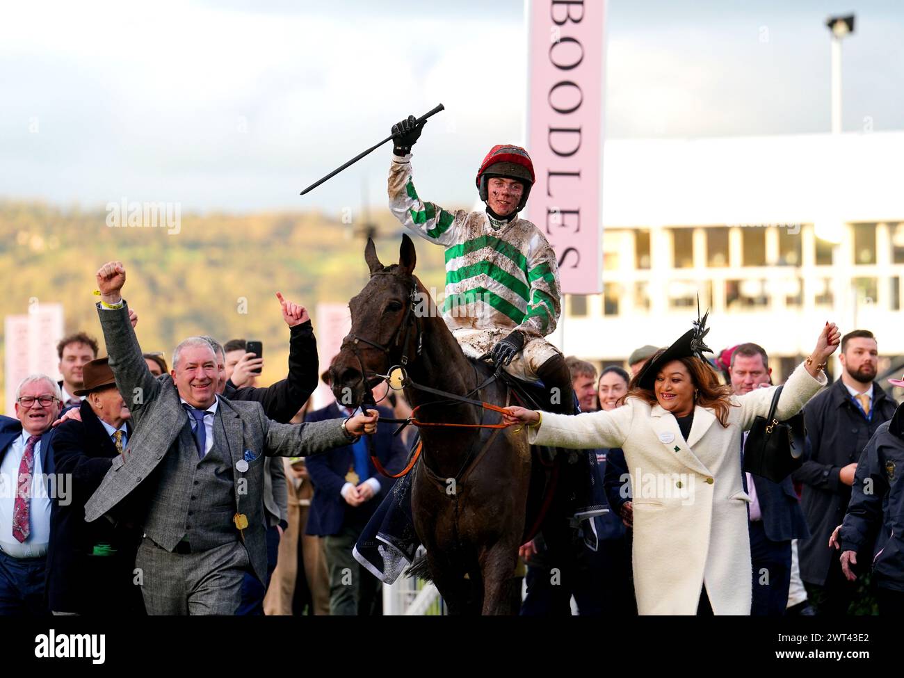 Jockey Danny Gilligan feiert bessere Tage vor sich, nachdem er am vierten Tag des Cheltenham Festivals 2024 auf der Cheltenham Racecourse die Martin Pipe Conditional Jockeys' Handicap Hürde gewonnen hat. Bilddatum: Freitag, 15. März 2024. Stockfoto