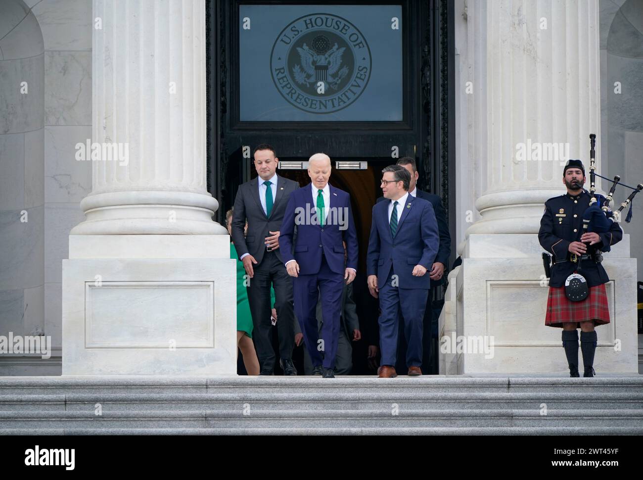 (Von links nach rechts) Taoiseach Leo Varadkar, US-Präsident Joe Biden und Sprecher Mike Johnson verlassen sich nach dem jährlichen „Friends of Ireland Luncheon“ auf dem Capitol Hill in Washington, DC, während des Besuchs des Taoiseach in den USA zum St. Patrick's Day. Bilddatum: Freitag, 15. März 2024. Stockfoto