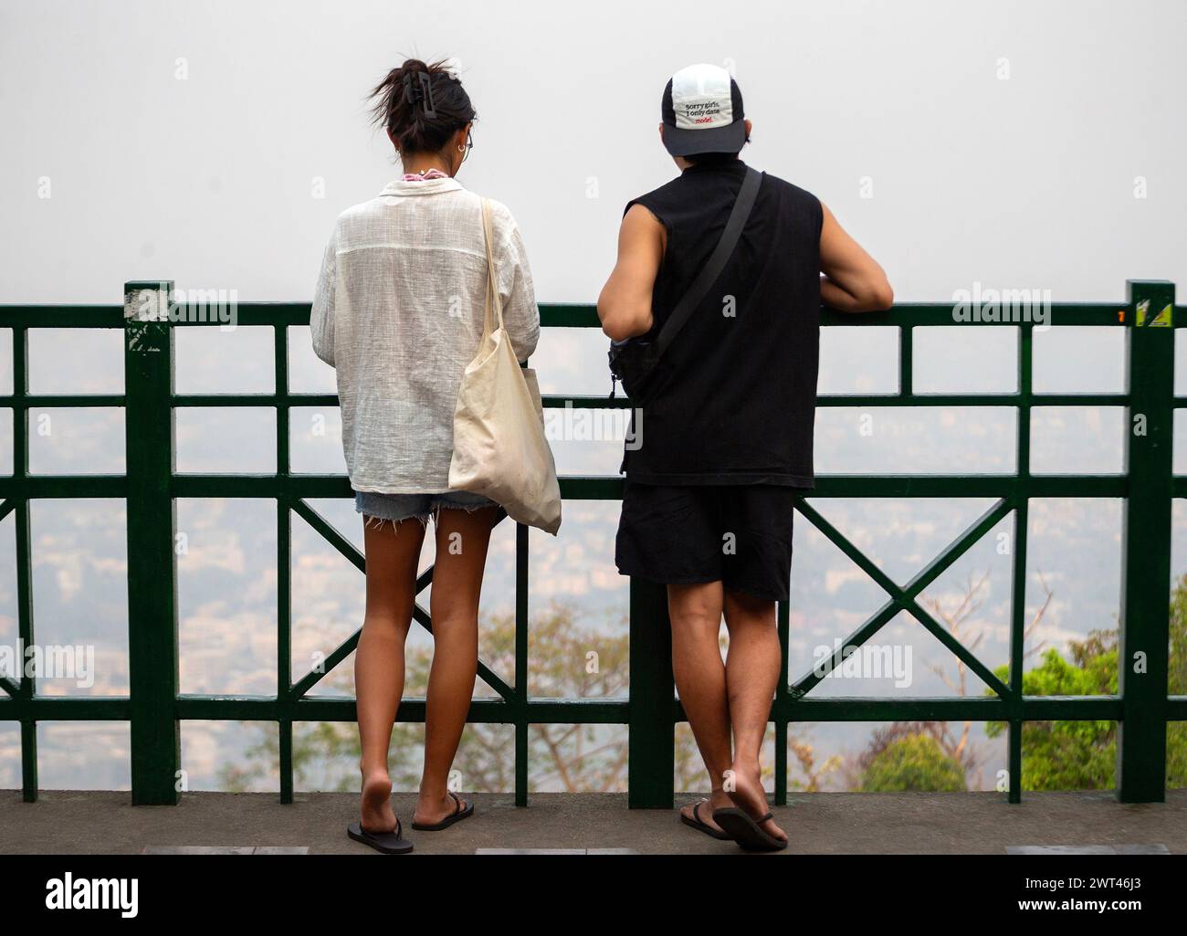 Chiang Mai, Thailand. März 2024. Ausländische Touristen sehen die Stadt in Chiang Mai im Smog von hohen Konzentrationen von Feinstaub PM2,5. Die durch Waldbrände verursachte Luftverschmutzung trägt zu einer äußerst gefährlichen Luftqualität in der Stadt Chiang Mai bei. Die gemessene Menge an PM2,5-Staub macht die Stadt am 15. März 2024 zur am stärksten verschmutzten Stadt der Welt. (Credit Image: © Pongmanat Tasiri/SOPA Images via ZUMA Press Wire) NUR REDAKTIONELLE VERWENDUNG! Nicht für kommerzielle ZWECKE! Stockfoto