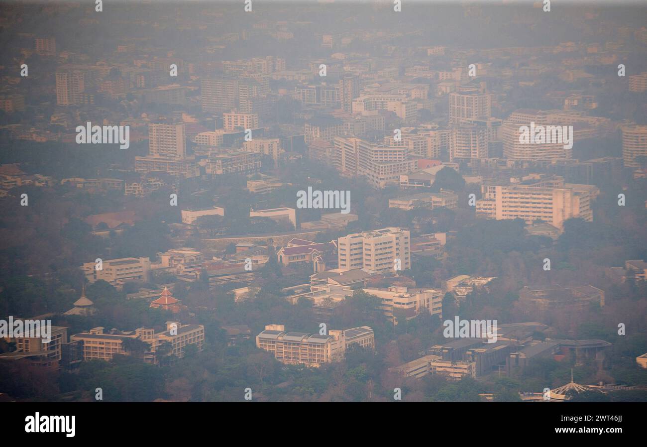 Chiang Mai, Thailand. März 2024. Ansicht der dichten Smogdecke über Chiang Mai unter Smog aus hohen Konzentrationen von Feinstaub PM2,5, in Chiang Mai. Die durch Waldbrände verursachte Luftverschmutzung trägt zu einer äußerst gefährlichen Luftqualität in der Stadt Chiang Mai bei. Die gemessene Menge an PM2,5-Staub macht die Stadt am 15. März 2024 zur am stärksten verschmutzten Stadt der Welt. (Credit Image: © Pongmanat Tasiri/SOPA Images via ZUMA Press Wire) NUR REDAKTIONELLE VERWENDUNG! Nicht für kommerzielle ZWECKE! Stockfoto