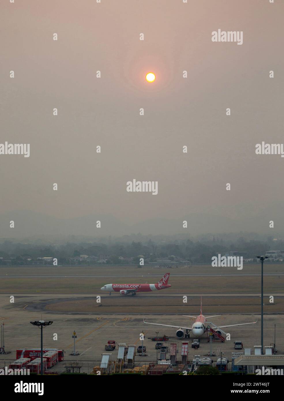 Chiang Mai, Thailand. März 2024. Das Flugzeug einer Air Asia Airlines bereitet sich auf den Start vor, wenn es unter Smog aus hohen Konzentrationen von Feinstaub PM2,5 am internationalen Flughafen Chiang Mai in Chiang Mai, Thailand (Credit Image: © Pongmanat Tasiri/SOPA images via ZUMA Press Wire) NUR REDAKTIONELLE VERWENDUNG! Nicht für kommerzielle ZWECKE! Stockfoto