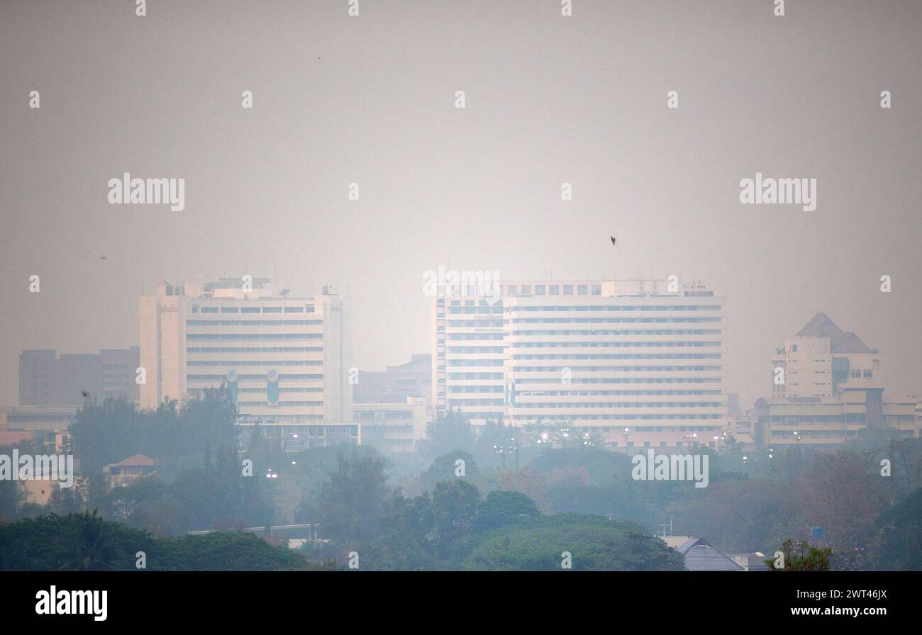 Chiang Mai, Thailand. März 2024. Ansicht der dichten Smogdecke über Chiang Mai unter Smog aus hohen Konzentrationen von Feinstaub PM2,5, in Chiang Mai. Die durch Waldbrände verursachte Luftverschmutzung trägt zu einer äußerst gefährlichen Luftqualität in der Stadt Chiang Mai bei. Die gemessene Menge an PM2,5-Staub macht die Stadt am 15. März 2024 zur am stärksten verschmutzten Stadt der Welt. (Credit Image: © Pongmanat Tasiri/SOPA Images via ZUMA Press Wire) NUR REDAKTIONELLE VERWENDUNG! Nicht für kommerzielle ZWECKE! Stockfoto