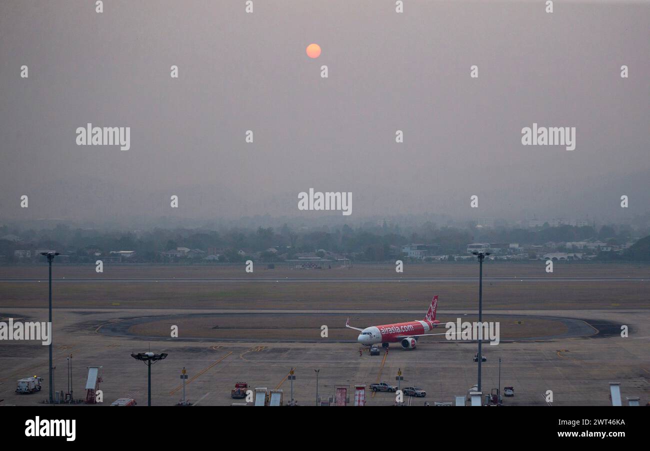 Chiang Mai, Thailand. März 2024. Das Flugzeug einer Air Asia Airlines bereitet sich auf den Start unter Smog aus hohen Konzentrationen von Feinstaub PM2,5 am internationalen Flughafen Chiang Mai in Chiang Mai vor. Die durch Waldbrände verursachte Luftverschmutzung trägt zu einer äußerst gefährlichen Luftqualität in der Stadt Chiang Mai bei. Die gemessene Menge an PM2,5-Staub macht die Stadt am 15. März 2024 zur am stärksten verschmutzten Stadt der Welt. (Credit Image: © Pongmanat Tasiri/SOPA Images via ZUMA Press Wire) NUR REDAKTIONELLE VERWENDUNG! Nicht für kommerzielle ZWECKE! Stockfoto