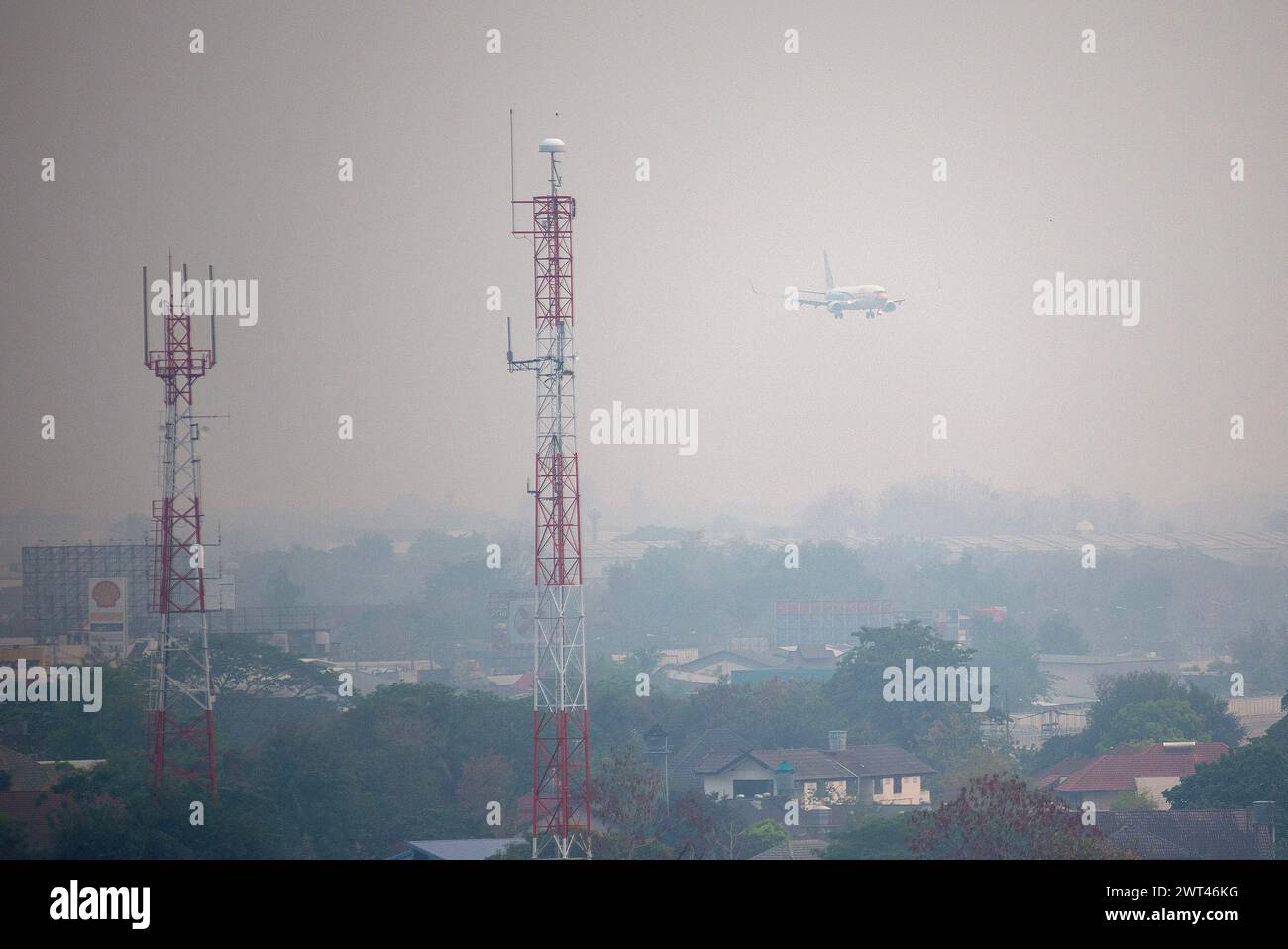 Chiang Mai, Thailand. März 2024. Ein Flugzeug der NOK Air bereitet sich auf die Landung im Smog aus hohen Konzentrationen von Feinstaub PM2,5 am internationalen Flughafen Chiang Mai in Chiang Mai vor. Die durch Waldbrände verursachte Luftverschmutzung trägt zu einer äußerst gefährlichen Luftqualität in der Stadt Chiang Mai bei. Die gemessene Menge an PM2,5-Staub macht die Stadt am 15. März 2024 zur am stärksten verschmutzten Stadt der Welt. (Credit Image: © Pongmanat Tasiri/SOPA Images via ZUMA Press Wire) NUR REDAKTIONELLE VERWENDUNG! Nicht für kommerzielle ZWECKE! Stockfoto