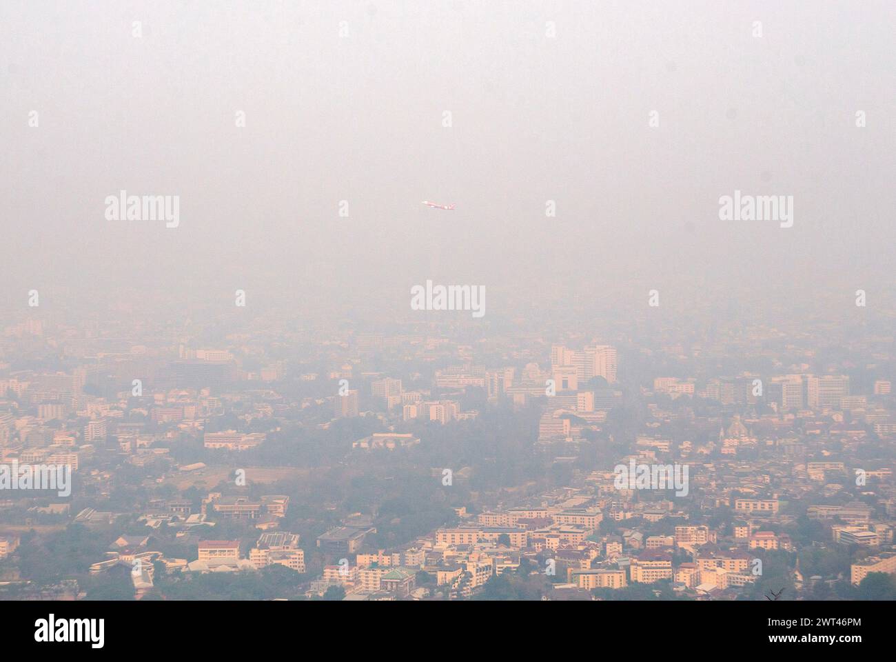Chiang Mai, Thailand. März 2024. Das Flugzeug einer Air Asia Airlines fliegt über der Stadt, während es vom internationalen Flughafen Chiang Mai startet. Während des Smogs durch starke Feinstaubkonzentrationen PM2,5 trägt die Luftverschmutzung durch Waldbrände zu einer äußerst gefährlichen Luftqualität in der Stadt Chiang Mai bei. mit der gemessenen Menge an PM2,5-Staub steigt der Touristenort am 15. März 2024 zur am stärksten verschmutzten Stadt der Welt. (Credit Image: © Pongmanat Tasiri/SOPA Images via ZUMA Press Wire) NUR REDAKTIONELLE VERWENDUNG! Nicht für kommerzielle ZWECKE! Stockfoto