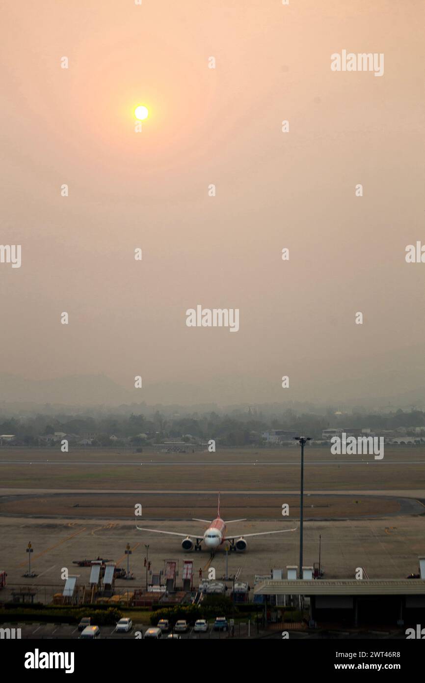 Chiang Mai, Thailand. März 2024. Das Flugzeug einer Air Asia Airlines bereitet sich auf den Start unter Smog aus hohen Konzentrationen von Feinstaub PM2,5 am internationalen Flughafen Chiang Mai in Chiang Mai vor. Die durch Waldbrände verursachte Luftverschmutzung trägt zu einer äußerst gefährlichen Luftqualität in der Stadt Chiang Mai bei. Die gemessene Menge an PM2,5-Staub macht die Stadt am 15. März 2024 zur am stärksten verschmutzten Stadt der Welt. (Credit Image: © Pongmanat Tasiri/SOPA Images via ZUMA Press Wire) NUR REDAKTIONELLE VERWENDUNG! Nicht für kommerzielle ZWECKE! Stockfoto