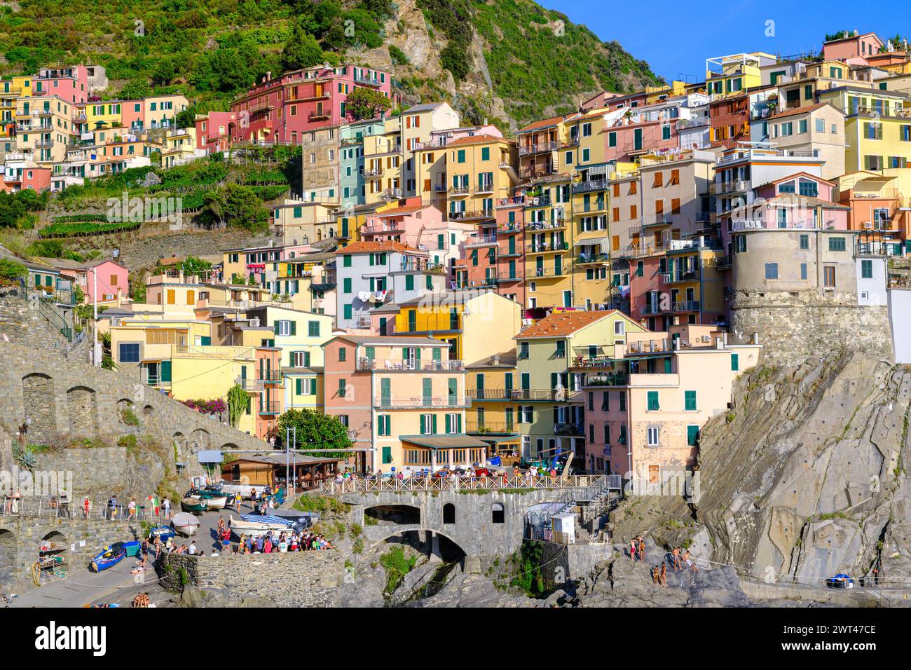 Manarola, IT - 26. Juli 2023: Bunte Häuser im Dorf Manarola während der goldenen Stunde Stockfoto
