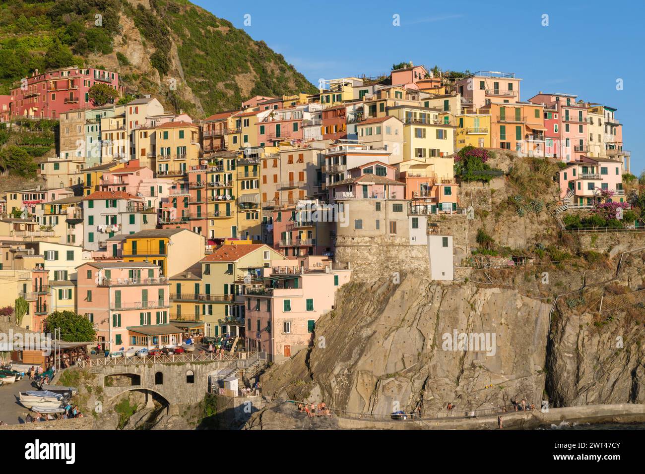 Manarola, IT - 26. Juli 2023: Bunte Häuser im Dorf Manarola während der goldenen Stunde Stockfoto