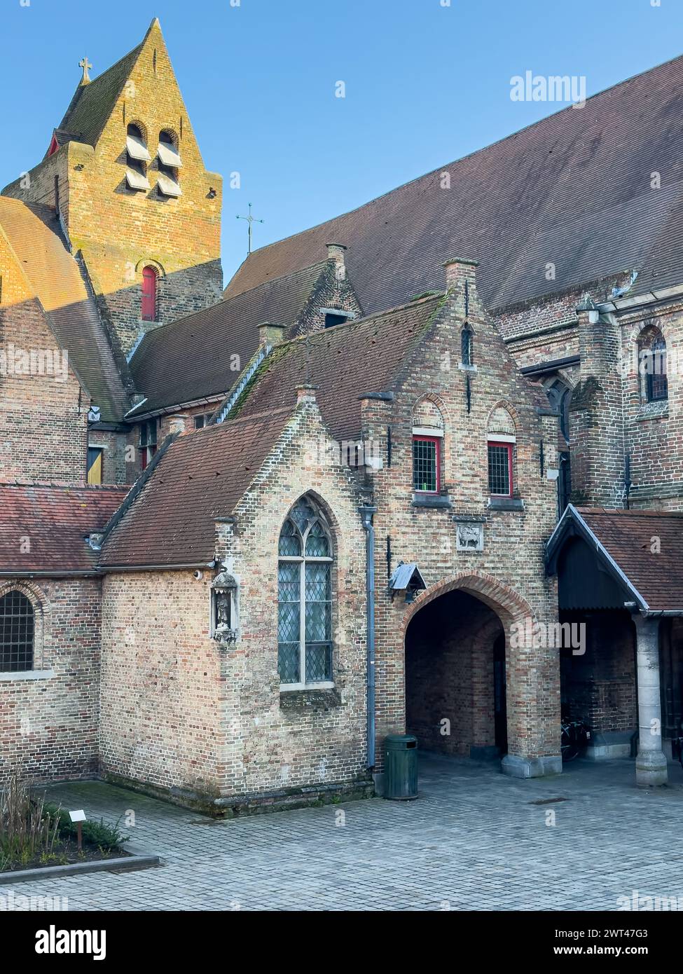 St. John Hospital -Sint-Janshospitaal- in der Altstadt der schönen Stadt Brügge in Belgien, mit seinen historischen Fassaden. Hochwertige Fotos Stockfoto