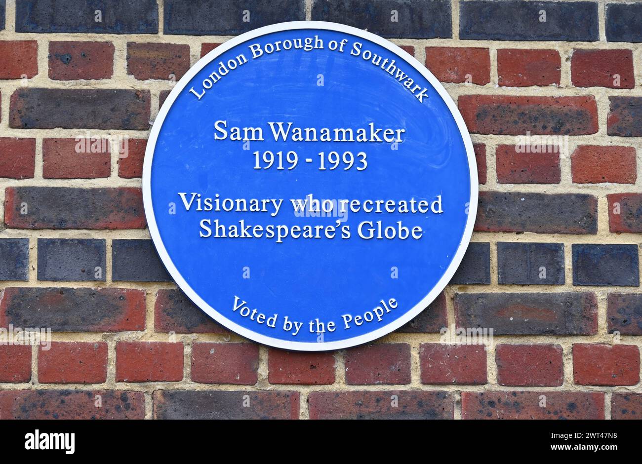 Sam Wanamaker Blue Plaque, Shakespeare's Globe, Bankside, Themse, London, UK Stockfoto