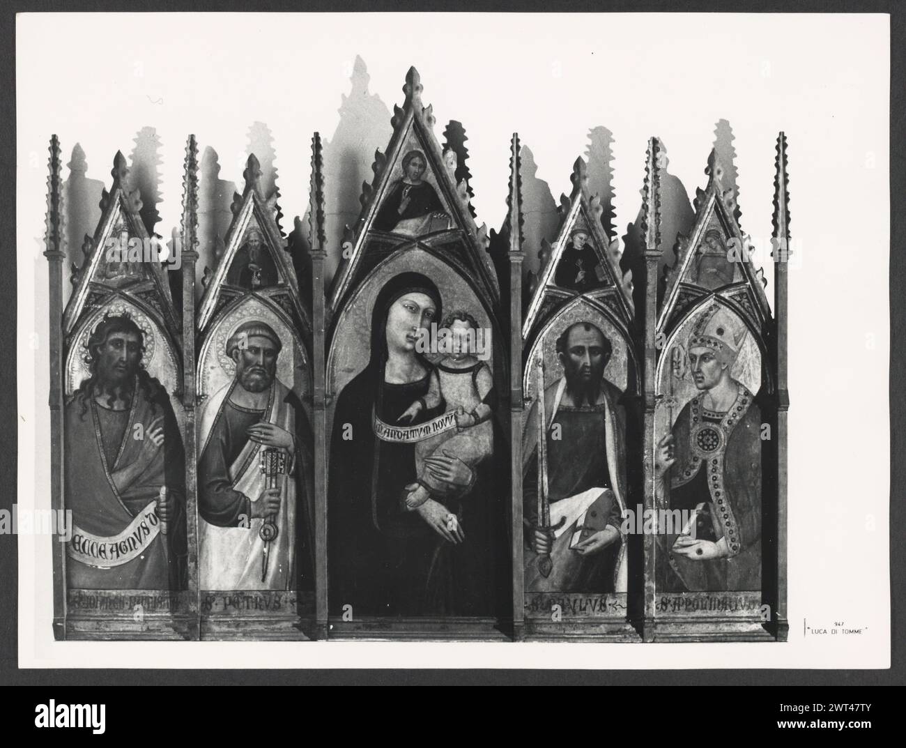 Umbria Perugia Perugia Galleria Nazionale dell'Umbria4. Hutzel, Max 1960-1990 Ansichten von umbrischer Malerei und Skulptur. Der in Deutschland geborene Fotograf und Gelehrte Max Hutzel (1911–1988) fotografierte in Italien von den frühen 1960er Jahren bis zu seinem Tod. Das Ergebnis dieses Projektes, von Hutzel als Foto Arte Minore bezeichnet, ist eine gründliche Dokumentation der kunsthistorischen Entwicklung in Italien bis zum 18. Jahrhundert, darunter Objekte der Etrusker und Römer sowie frühmittelalterliche, romanische, gotische, Renaissance- und Barockdenkmäler. Die Bilder werden nach geografischer Region in Italien und dann nach Provinz geordnet Stockfoto