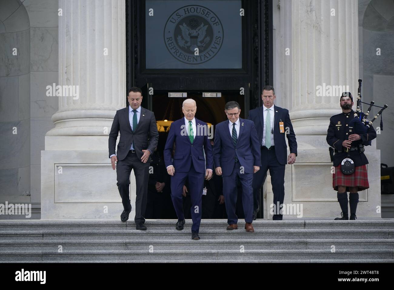 (Von links nach rechts) Taoiseach Leo Varadkar, US-Präsident Joe Biden und Sprecher Mike Johnson verlassen sich nach dem jährlichen „Friends of Ireland Luncheon“ auf dem Capitol Hill in Washington, DC, während des Besuchs des Taoiseach in den USA zum St. Patrick's Day. Bilddatum: Freitag, 15. März 2024. Stockfoto