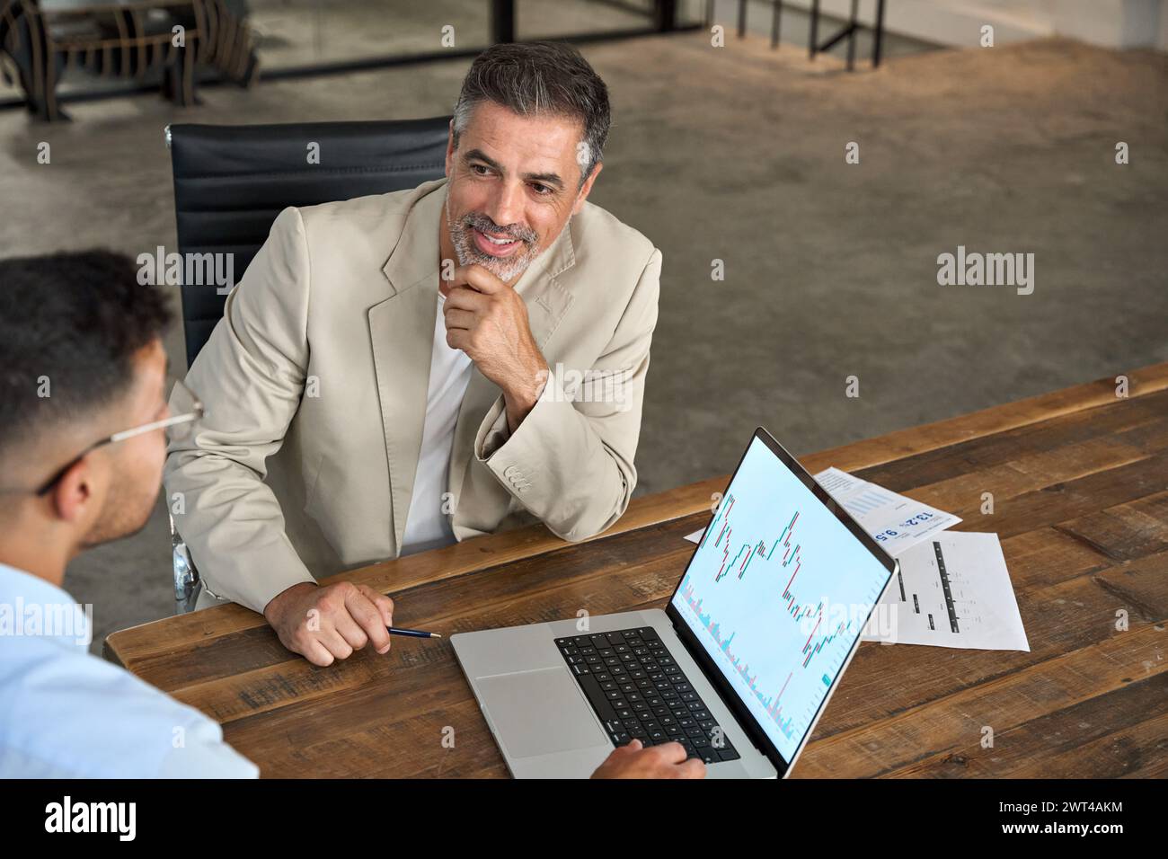 Berater beratender Geschäftsmann Investor erklärt Finanzhandel Börse. Stockfoto