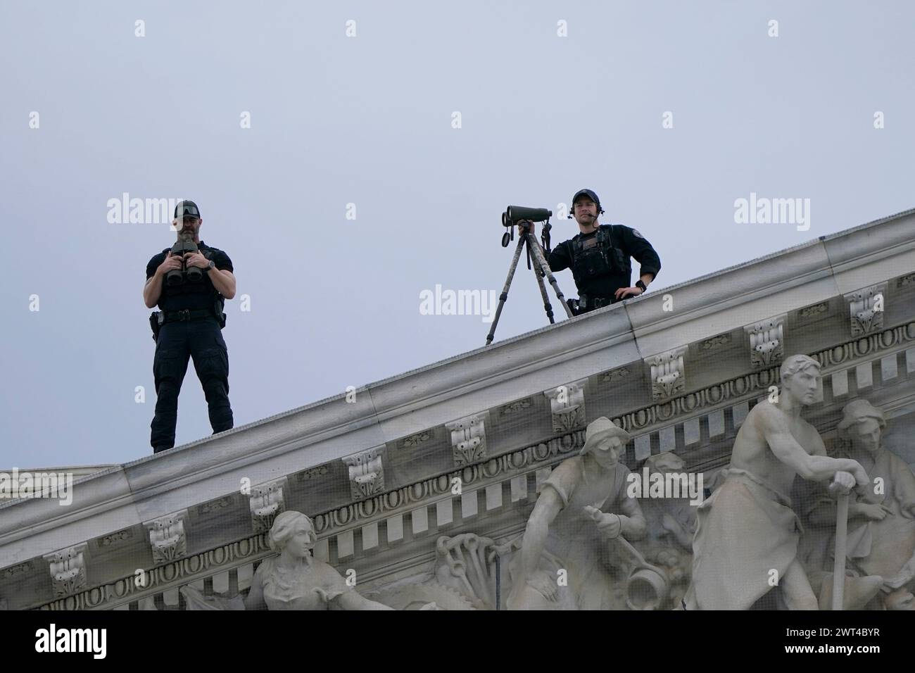 Mitglieder der United States Capitol Police sind im Capitol Building in Washington, USA, im Dienst. Bilddatum: Freitag, 15. März 2024. Stockfoto
