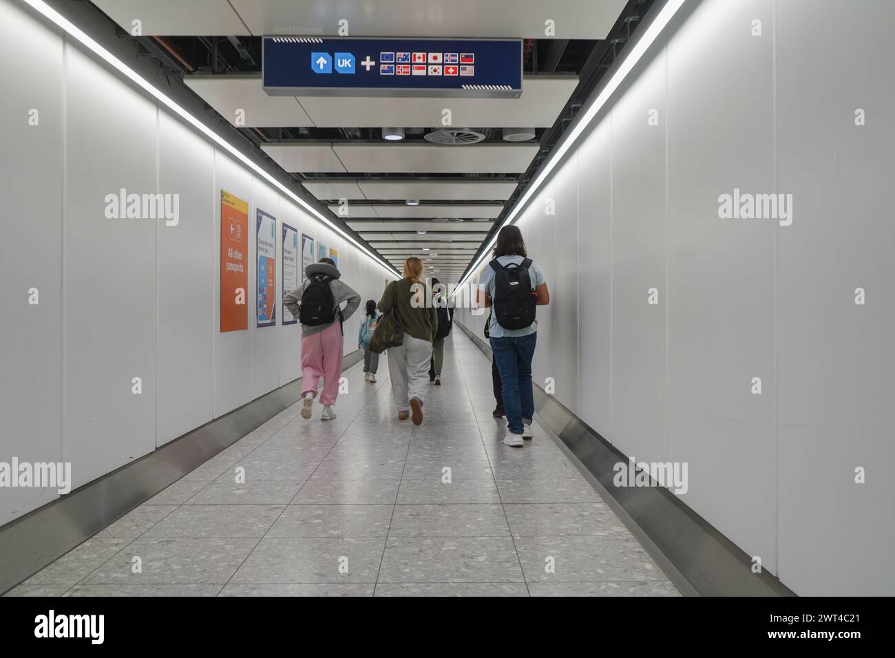 London, Vereinigtes Königreich 15. März 2024 . Reisende, die heute am Heathrow Terminal 4 ankommen. Ein großer Fehler in der Einwanderungsdatenbank des Innenministeriums hat dazu geführt, dass bei der Bearbeitung von Einwanderungsanträgen mehr als nur 76.000 Personen betroffen sind, die mit falschen Namen und Fotogrpahs aufgelistet waren. Quelle: amer Gazzal/Alamy Live News Stockfoto