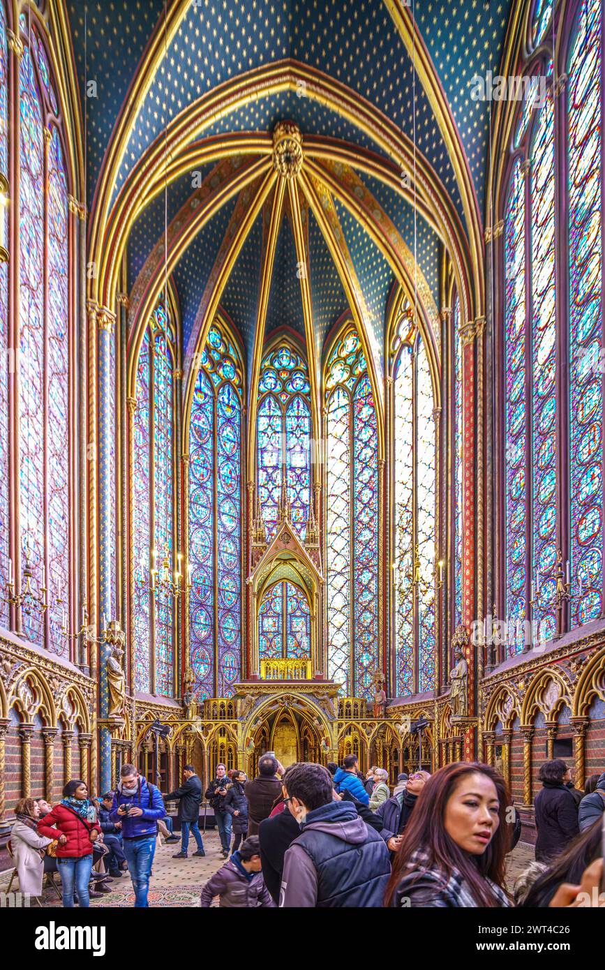 Touristen bewundern die atemberaubenden Buntglasfenster in der Sainte Chapelle. Stockfoto
