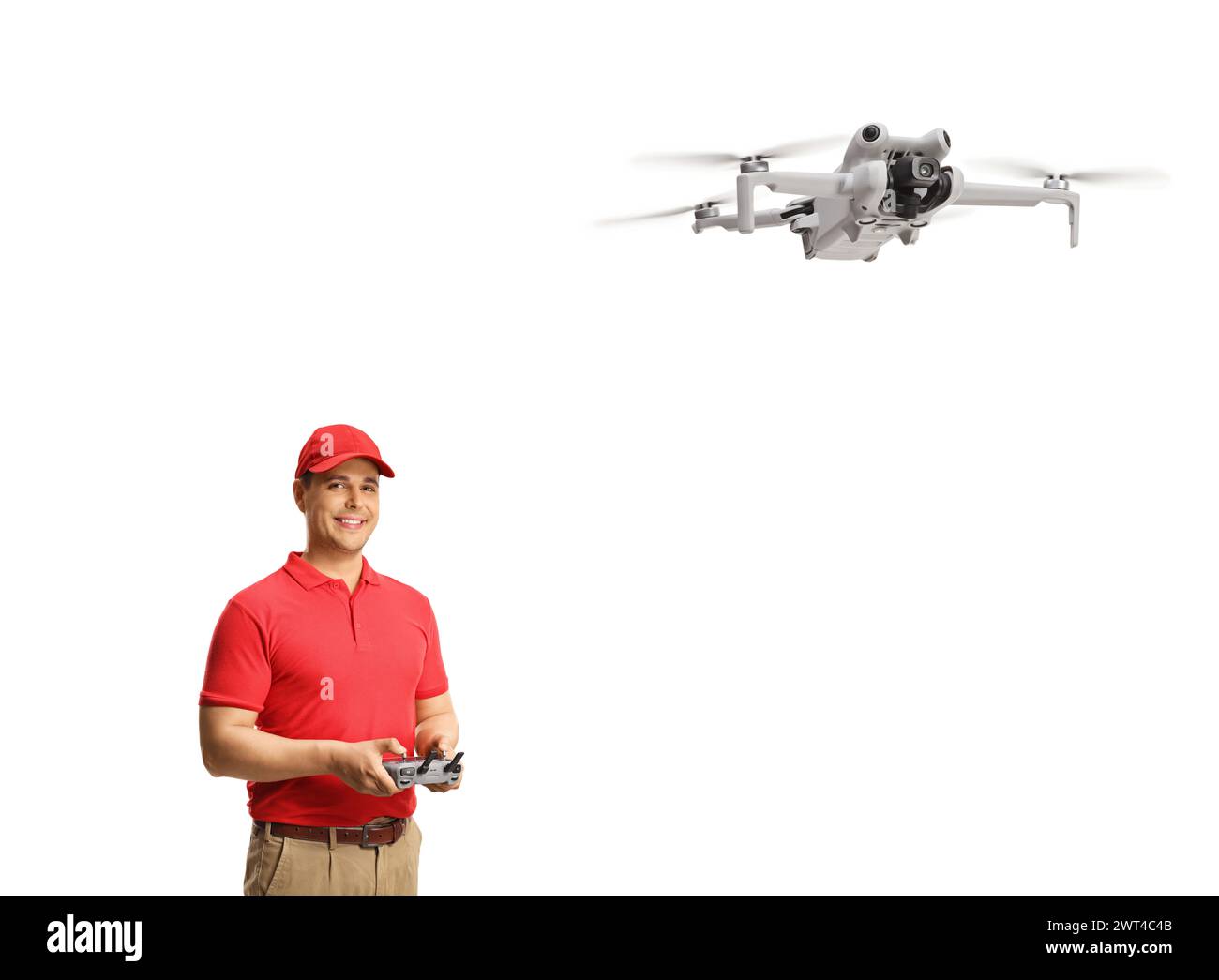 Bediener hält eine Fernbedienung und fliegt eine Drohne isoliert auf weißem Hintergrund Stockfoto