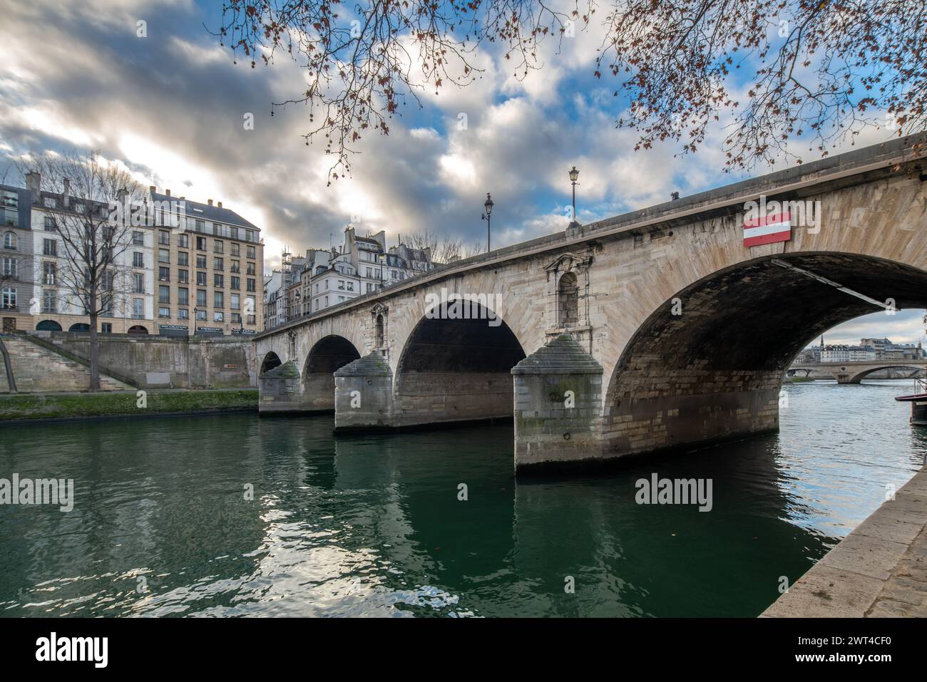 Die Brücke Pont Marie überquert die seine an einem bewölkten Herbsttag in Paris. Stockfoto