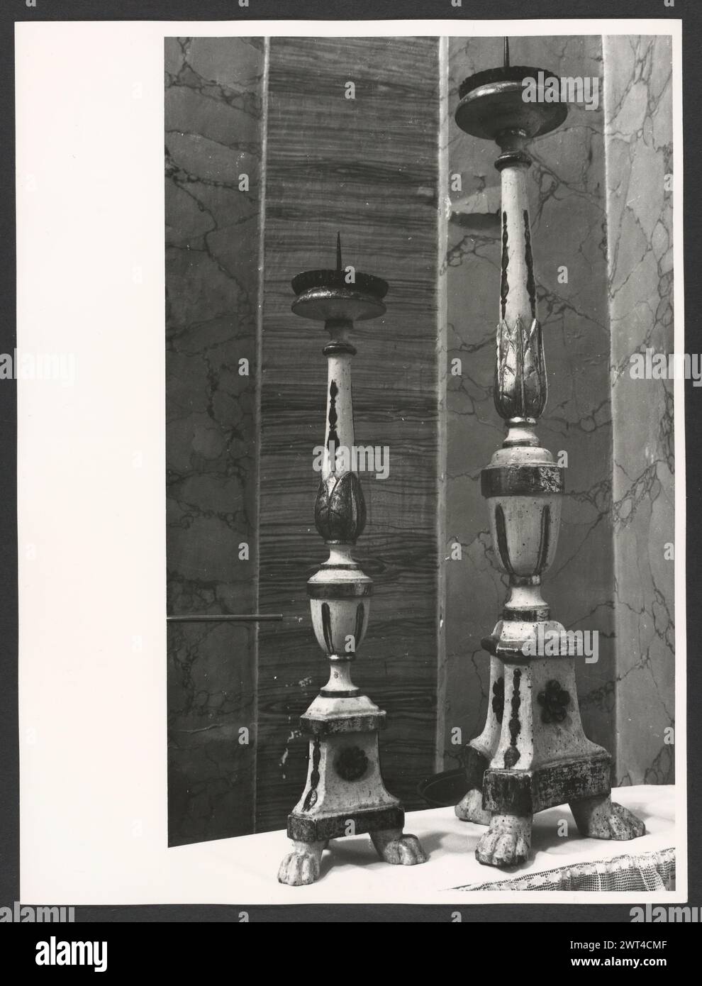 Lazio Rieti Rieti S. Agnese7. Hutzel, Max 1960-1990 postmittelalterliche Architektur, Skulptur, Malerei. Diese Kirche wurde in der ersten Hälfte des 16. Jahrhunderts erbaut und 1748 umgebaut. Aus dieser Zeit stammen auch die Deckenfresken und zwei Gemälde, die Madonna des Rosenkranzes und S. Agnese e la Beata Colomba von Emanuele Alfani. Der in Deutschland geborene Fotograf und Gelehrte Max Hutzel (1911–1988) fotografierte in Italien von den frühen 1960er Jahren bis zu seinem Tod. Das Ergebnis dieses Projektes, von Hutzel als Foto Arte Minore bezeichnet, ist eine gründliche Dokumentation der kunsthistorischen Entwicklung in Italien bis dahin Stockfoto