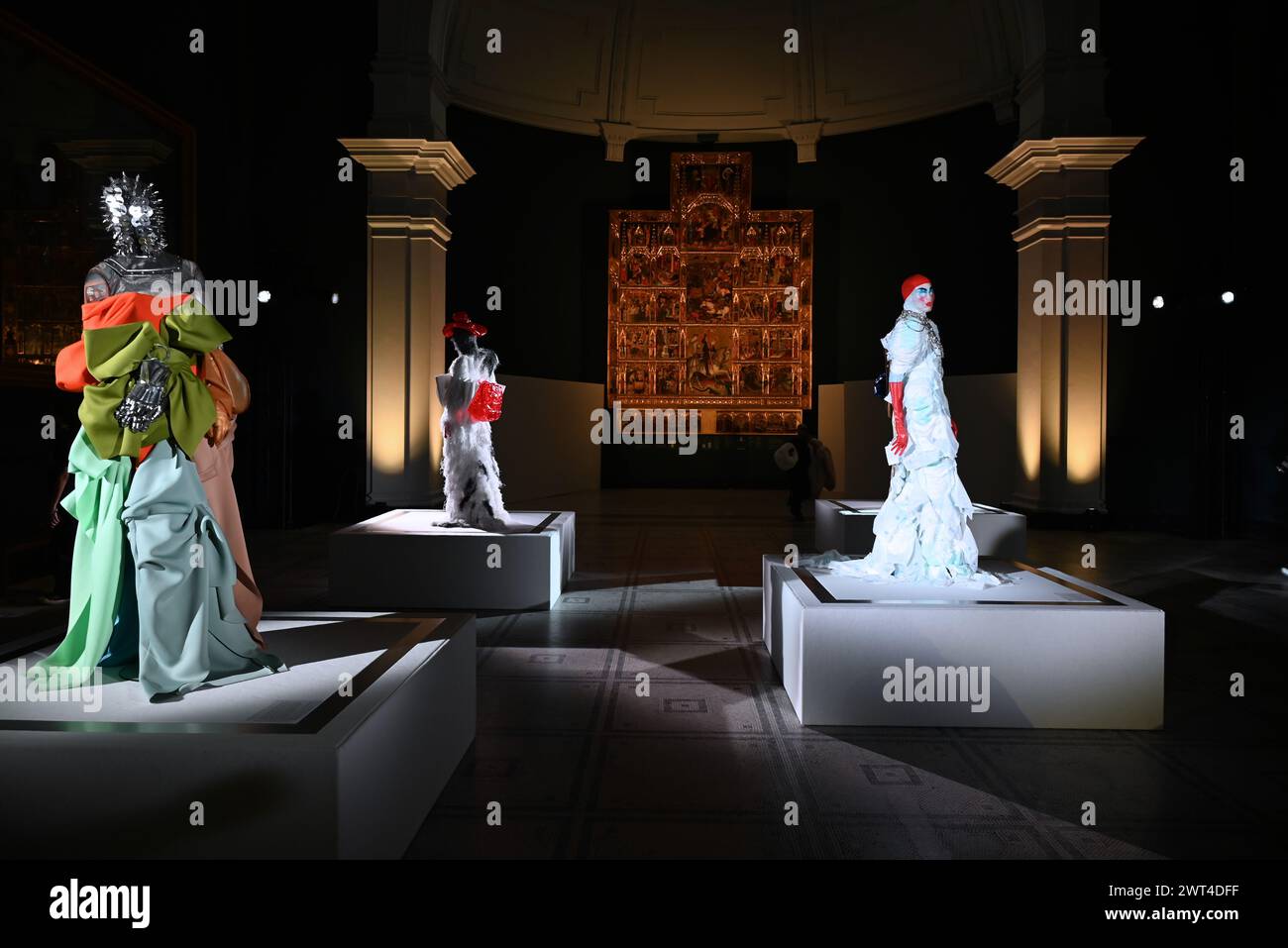 Die erste V&A Fashion in Motion von 2024 präsentiert den bildenden Künstler Francesco Colucci, der für seine kuratierenden Fensterdekorationen für die Wohltätigkeitsorganisation TRAID bekannt ist. Mit Kleidungsstücken und Abfällen, die gespendet und gesammelt werden, baut er Ensembles, die mit Schichten, Textilien, Volumen und Form experimentieren und neue und unkonventionelle Verwendungen für Kleidung und andere Artefakte finden. Diese Fashion in Motion zeigt eine Auswahl von Coluccis atemberaubenden Designs in der legendären Raphael Gallery des V&A sowie eine Live-Kleidung mit seiner Muse Diamondpeachlollip. Stockfoto