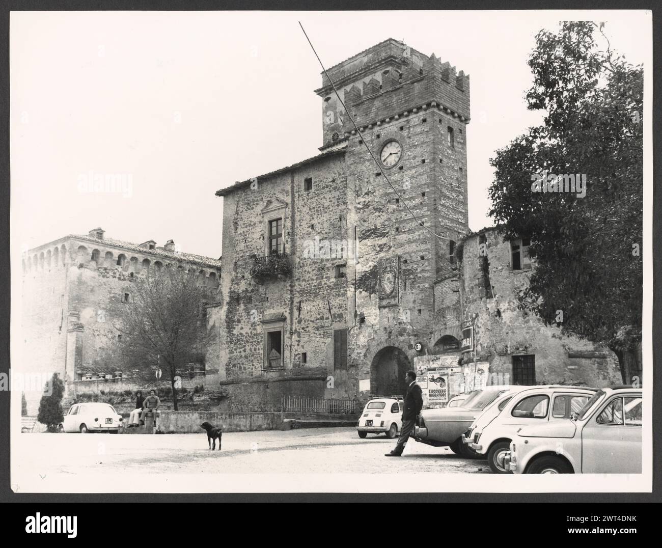 Lazio Rieti Stimigliano Torre dell'orlogio. Hutzel, Max 1960-1990 postmittelalterliche Architektur. Der Turm dient als Haupteingang der Stadt und ist mit dem Wappen der Orsini-Familie und Zinnen auf dem Gebäude verziert. Der in Deutschland geborene Fotograf und Gelehrte Max Hutzel (1911–1988) fotografierte in Italien von den frühen 1960er Jahren bis zu seinem Tod. Das Ergebnis dieses Projektes, von Hutzel als Foto Arte Minore bezeichnet, ist eine gründliche Dokumentation der kunsthistorischen Entwicklung in Italien bis zum 18. Jahrhundert, einschließlich der Objekte der Etrusker und Römer sowie des frühmittelalterlichen Ro Stockfoto