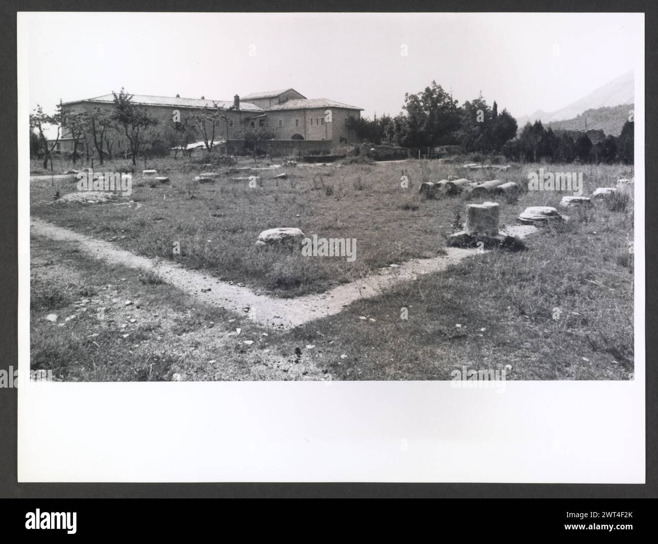 Molise Isernia Castel San Vincenzo Abbazia di S. Vincenzo al Volturno6. Hutzel, Max 1960-1990 Mittelalter: Architektonische Ruinen und Fragmente (ca. 700–1300) (Graf: 19). Postmittelalterliche: Moderne Rekonstruktion und Restaurierung mittelalterlicher Architektur. (Anzahl: 14) der in Deutschland geborene Fotograf und Gelehrte Max Hutzel (1911–1988) fotografierte in Italien von den frühen 1960er Jahren bis zu seinem Tod. Das Ergebnis dieses Projektes, von Hutzel als Foto Arte Minore bezeichnet, ist eine gründliche Dokumentation der kunsthistorischen Entwicklung in Italien bis zum 18. Jahrhundert, einschließlich der Objekte der Etrusker und Römer, sowie der Ohr Stockfoto