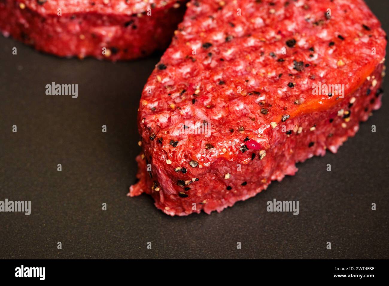 Augsburg, Bayern, Deutschland - 14. März 2024: Pflanzenbasiertes veganes Rindfleisch in der Pfanne. Fleischersatz *** pflanzenbasiertes Veganes Steak Typ Rinde in einer Pfanne. Fleischersatzprodukte Stockfoto