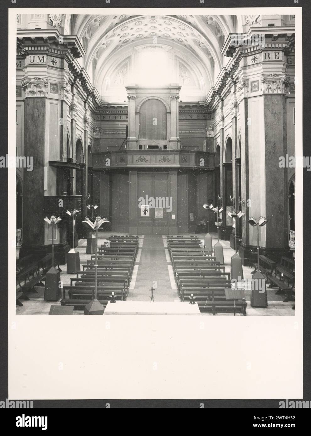 Lazio Viterbo Ronciglione Ss. Pietro e Caterina2. Hutzel, Max 1960-1990 postmittelalterliche Architektur, Skulptur, Tabernakel, Malerei, Deckenfresken. Der Dom ist ein barockes Gebäude nach einem Entwurf von Pietro da Cortona. Die Fassade wurde im 17. Jahrhundert von Carlo Rainaldi (1671–1695) renoviert, und der campanile wurde 1734 hinzugefügt. Auf einem Queraltar befindet sich ein Triptychon des Erlösers, das Christus, die Jungfrau und den Heiligen Johannes darstellt. Das Triptychon von Gabriele di Francesco von Viterbo stammt aus dem 15. Jahrhundert. Direkt über dem Altar befindet sich ein Gemälde der Himmelfahrt von Francesco TR Stockfoto