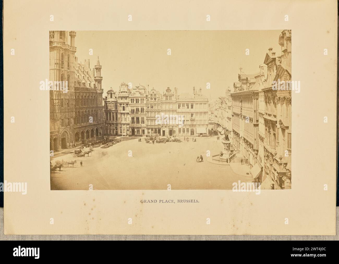Grand Place, Brüssel. Cundall & Fleming, Fotograf 1866 Blick auf den Groten Markt mit Pferden und Kutschen, Marktständen und Spaziergängen. (Recto, Mount) unten in der Mitte, aufgedruckter schwarzer Text: 'GRAND PLACE, BRUSSELS.'; (Verso, Mount) unten links, Bleistift: 'IB 86,8 (Cun)'; Stockfoto