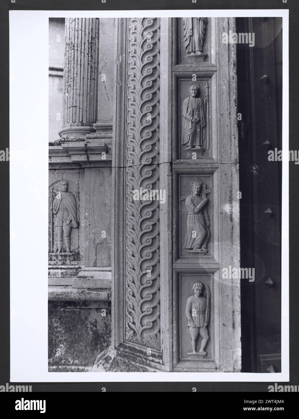 Marches Macerata Visso Santuario di Macereto8. Hutzel, Max 1960-1990 Außenaufnahmen des Tempels und anderer Gebäude im Heiligtum-Komplex. Der Tempel ist im Stil von Bramante gehalten, wurde aber von Giovanni Battista da Lugano entworfen. Es gibt viele Fotos der äußeren architektonischen Details. Innenfotos zeigen den Gewölbe und die Kuppel sowie den „Tempietto“ oder Baldacchino im klassischen Stil, der unter der Kuppel steht. Objektnotizen: Hutzel Foto Kampagnennotizen sind undatiert. Der in Deutschland geborene Fotograf und Gelehrte Max Hutzel (1911–1988) fotografierte in Italien von den frühen 1960er Jahren bis zu seinem Tod Stockfoto