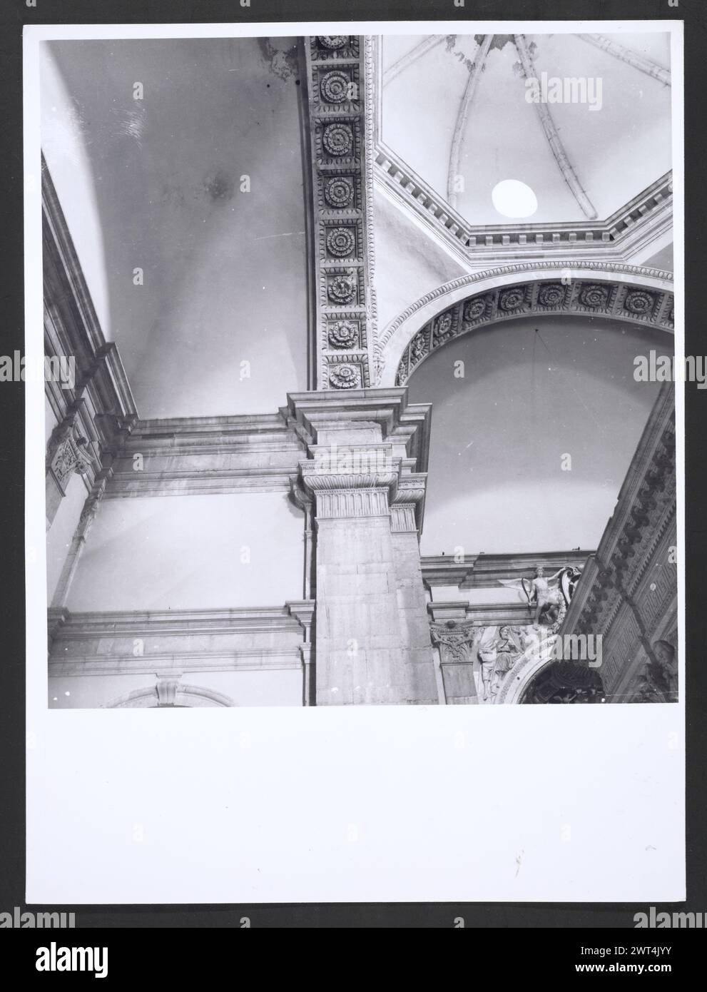 Marches Macerata Visso Santuario di Macereto9. Hutzel, Max 1960-1990 Außenaufnahmen des Tempels und anderer Gebäude im Heiligtum-Komplex. Der Tempel ist im Stil von Bramante gehalten, wurde aber von Giovanni Battista da Lugano entworfen. Es gibt viele Fotos der äußeren architektonischen Details. Innenfotos zeigen den Gewölbe und die Kuppel sowie den „Tempietto“ oder Baldacchino im klassischen Stil, der unter der Kuppel steht. Objektnotizen: Hutzel Foto Kampagnennotizen sind undatiert. Der in Deutschland geborene Fotograf und Gelehrte Max Hutzel (1911–1988) fotografierte in Italien von den frühen 1960er Jahren bis zu seinem Tod Stockfoto